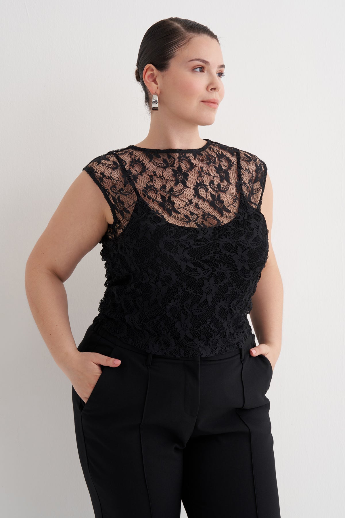 Dantel Detaylı Siyah Bluz