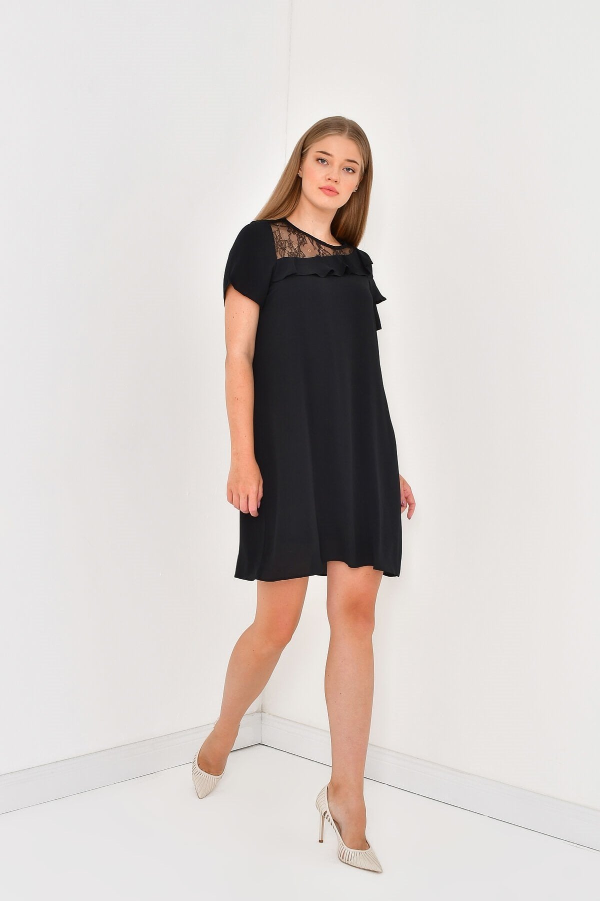 Dantel Ve Fırfır Detaylı Elbise