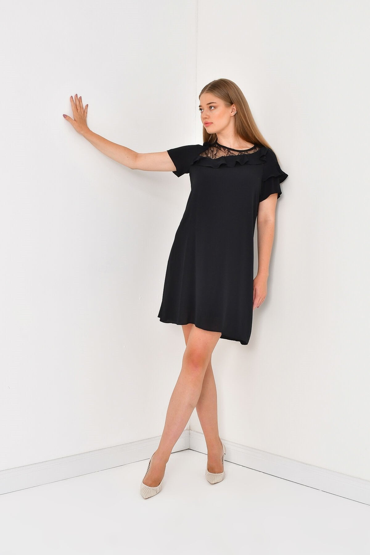 Dantel Ve Fırfır Detaylı Elbise