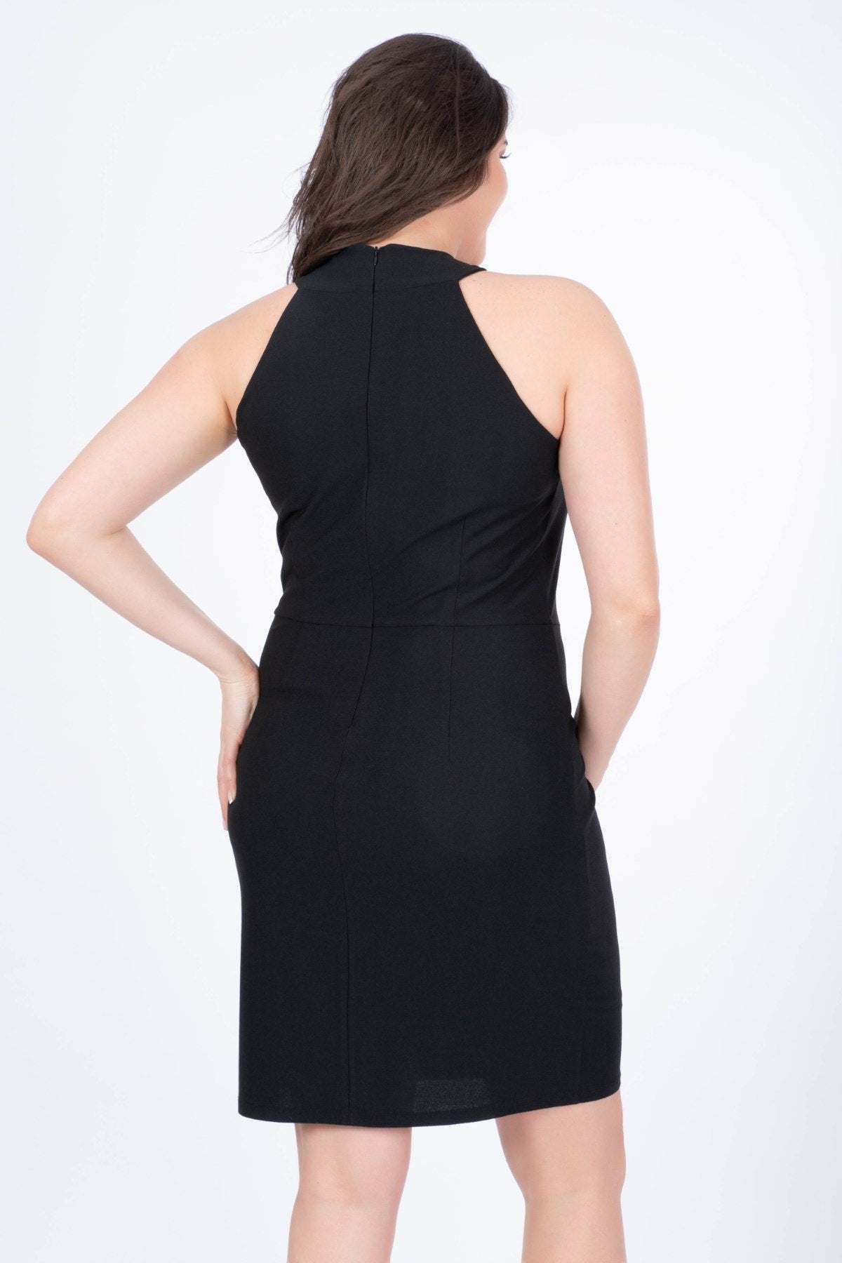 Demir Aksesuarlı Siyah Elbise