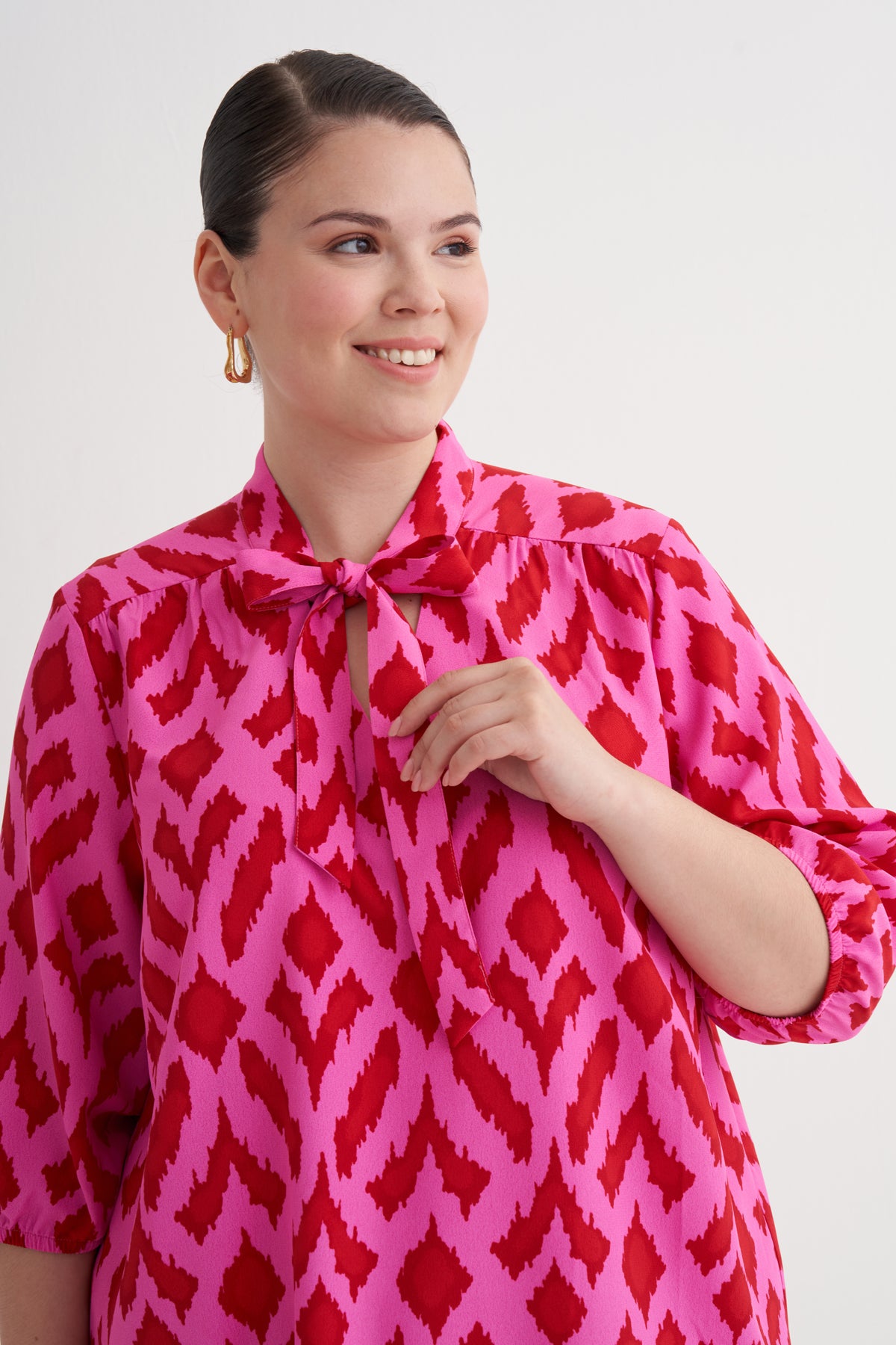 Desenli Fular Yaka Elbise