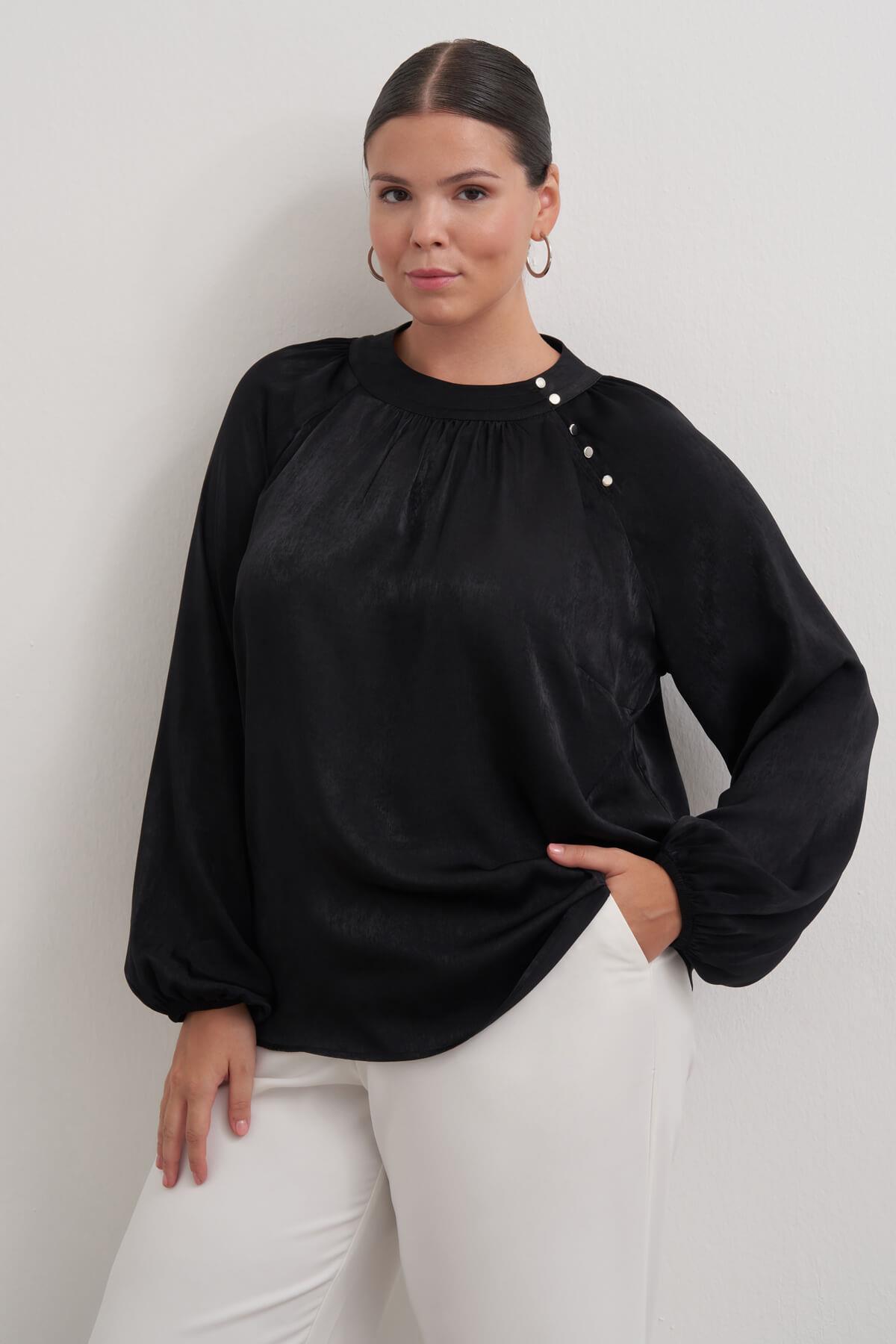 Düğme Detaylı Saten Bluz