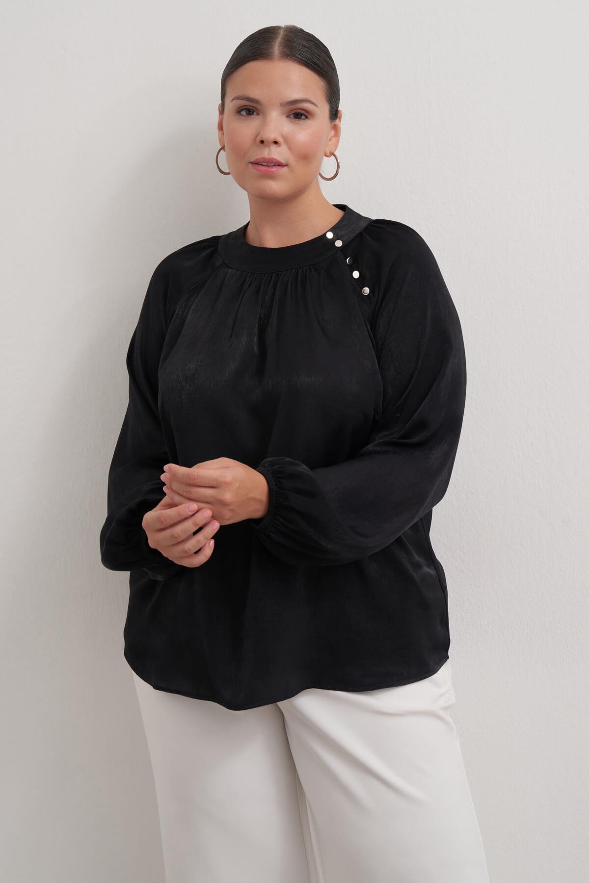 Düğme Detaylı Saten Bluz