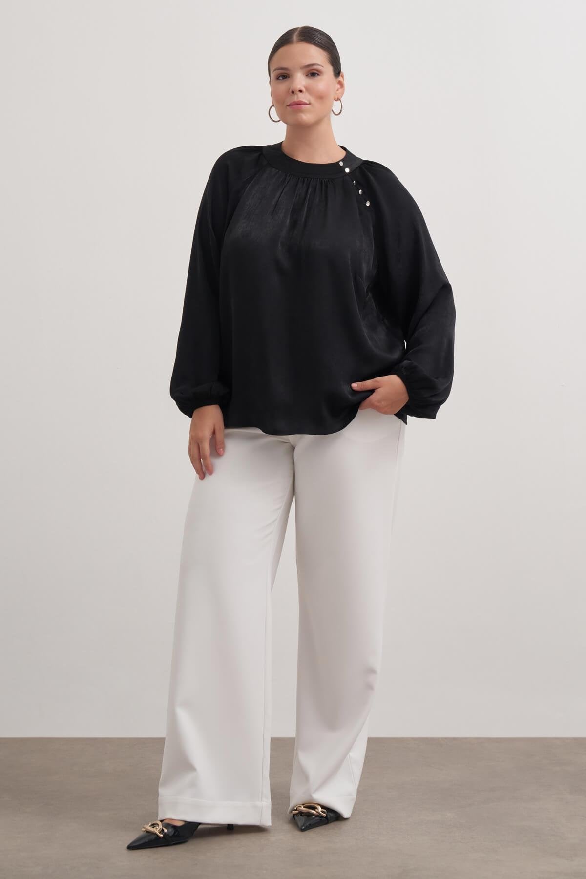 Düğme Detaylı Saten Bluz