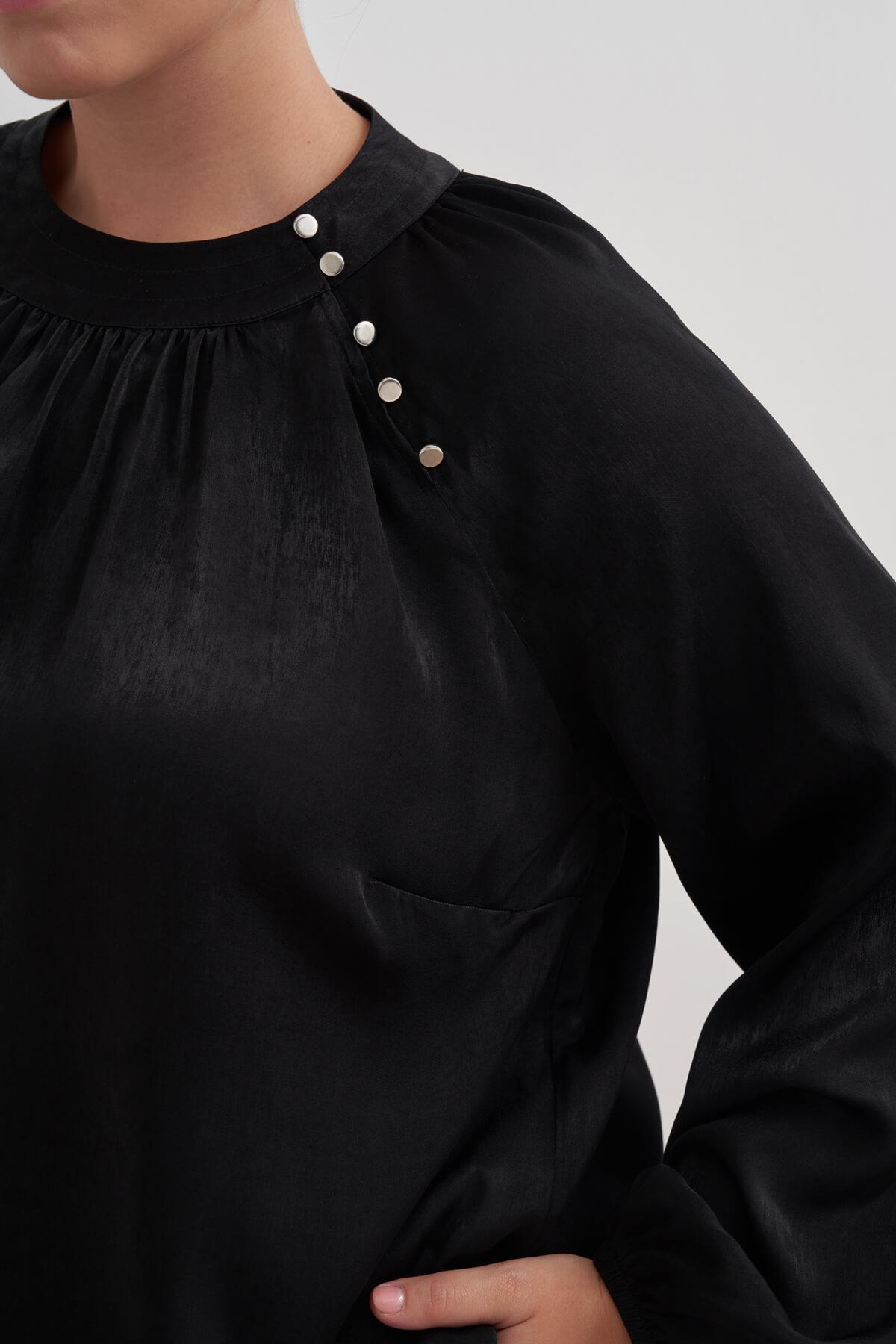 Düğme Detaylı Saten Bluz