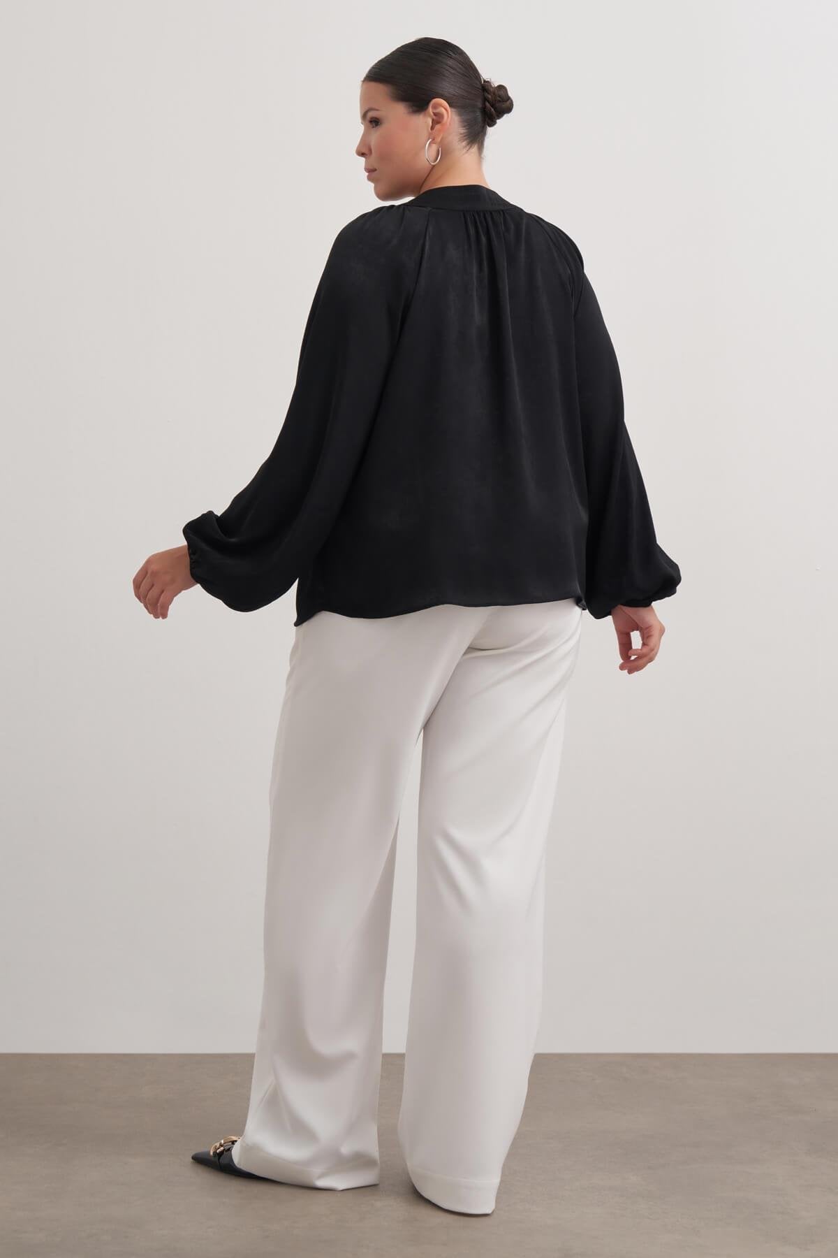 Düğme Detaylı Saten Bluz