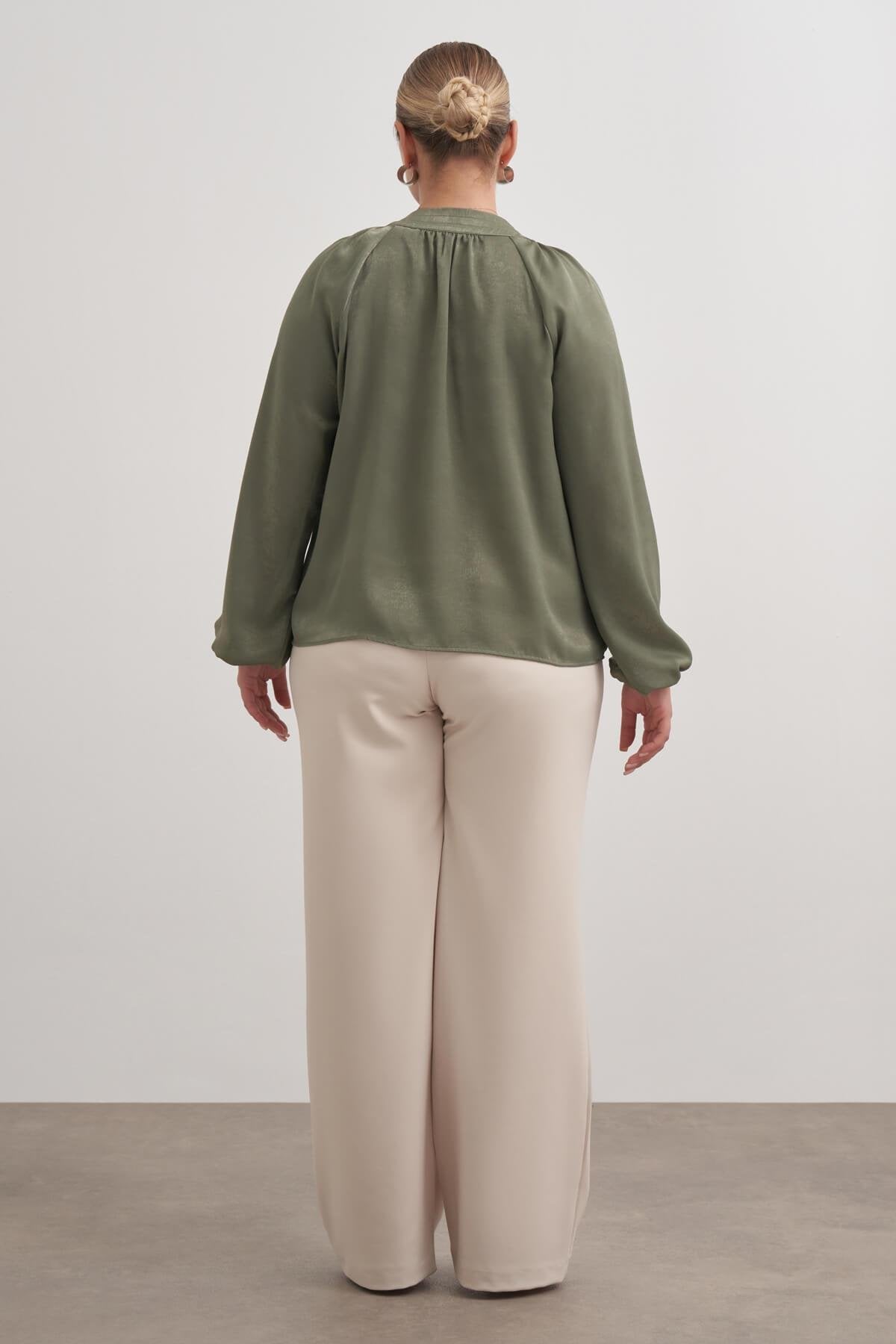 Düğme Detaylı Saten Bluz