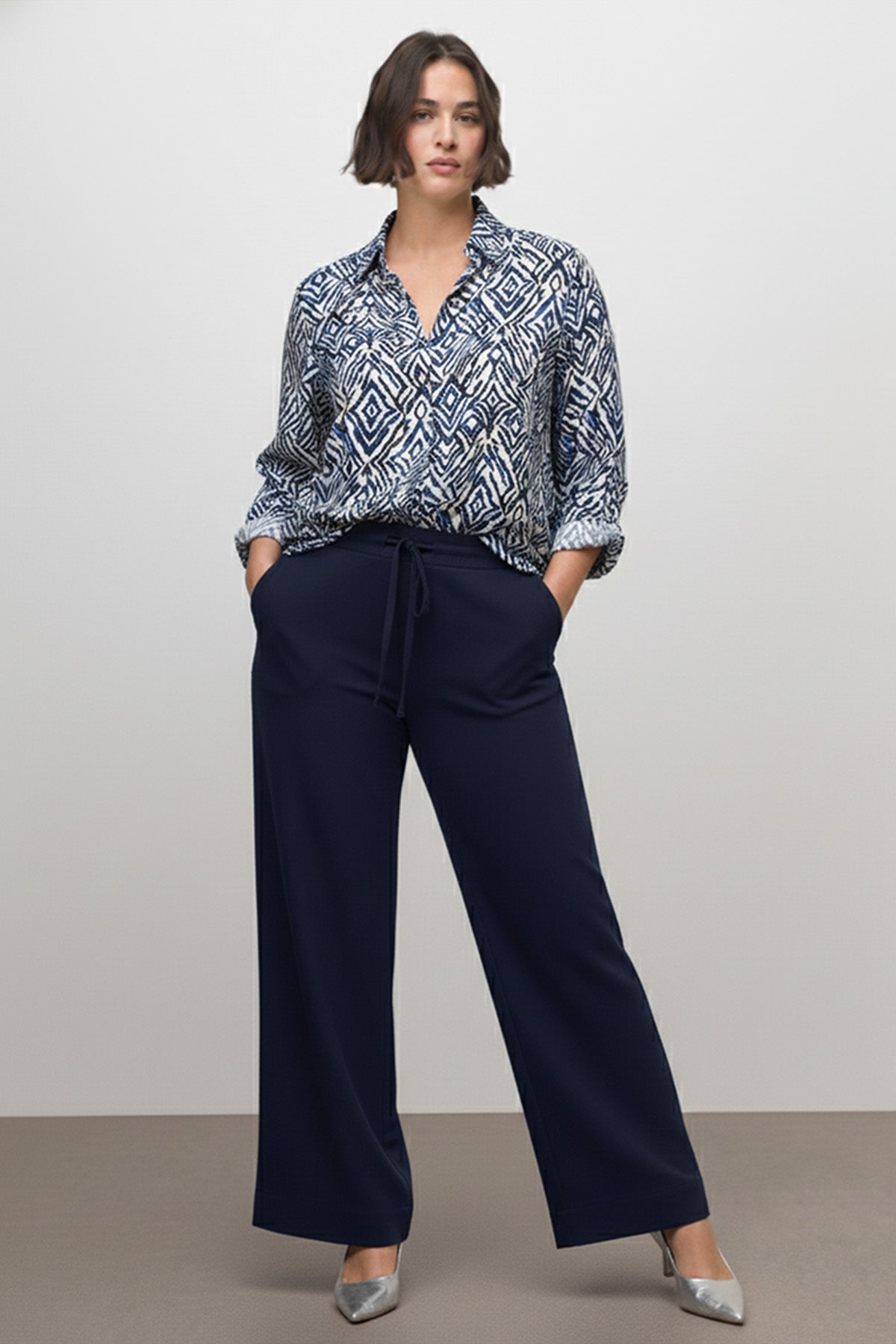 Düğme Detaylı V Yaka Bluz