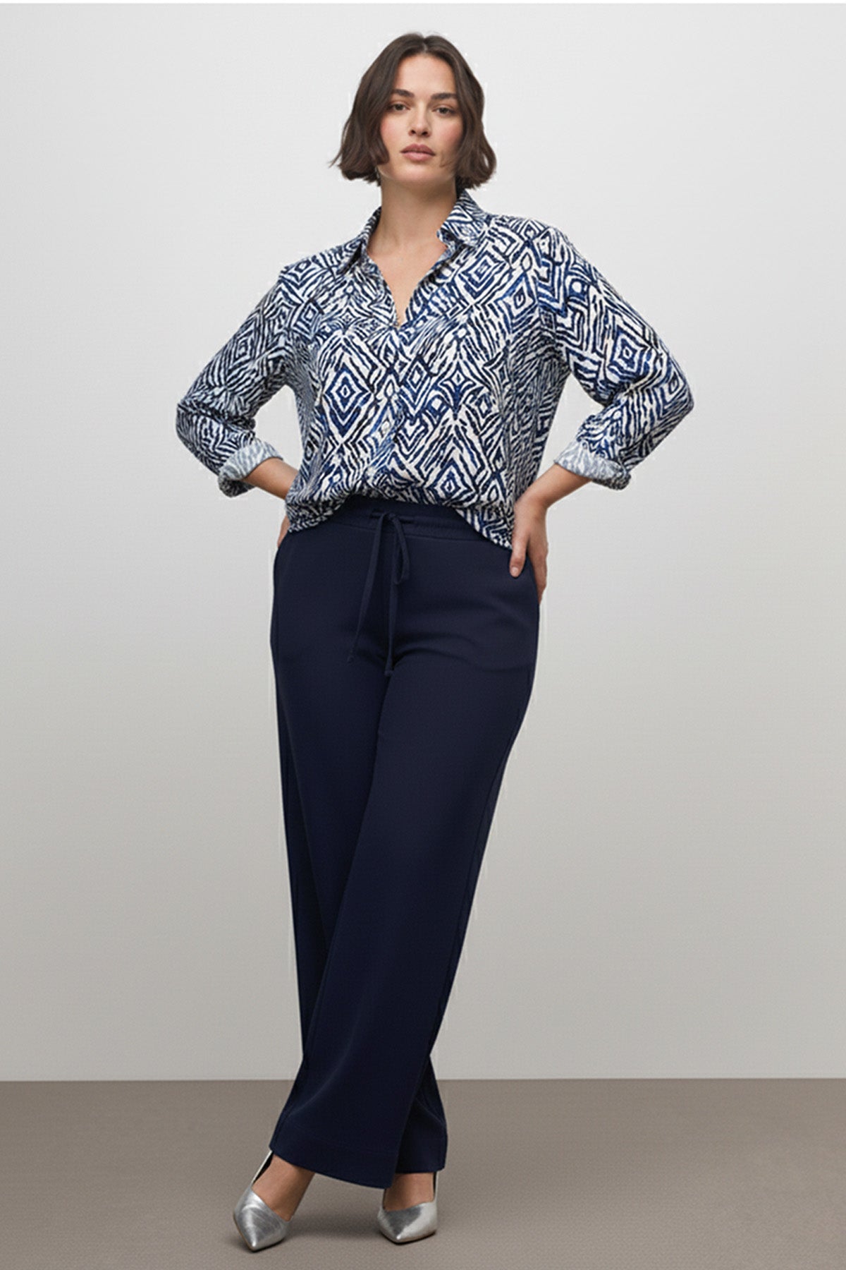 Düğme Detaylı V Yaka Bluz