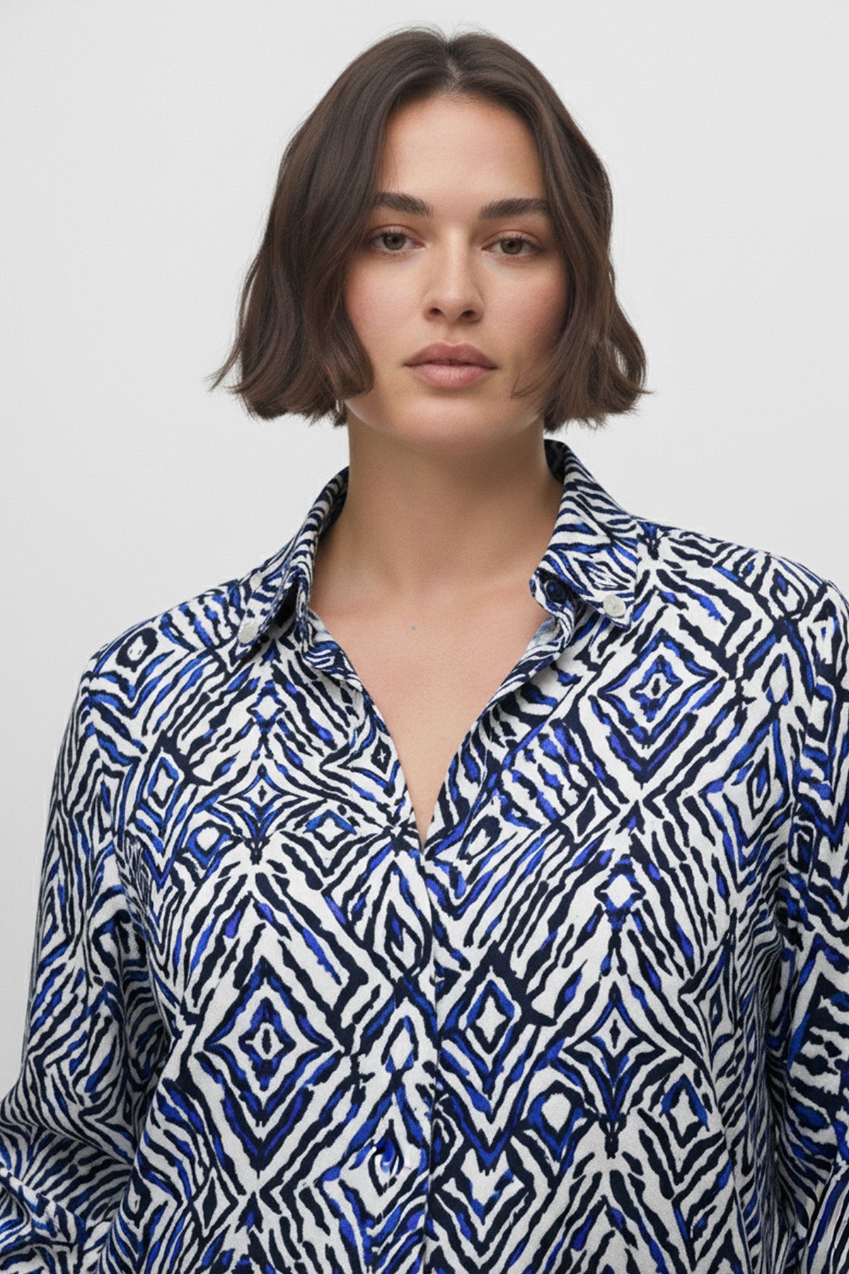 Düğme Detaylı V Yaka Bluz