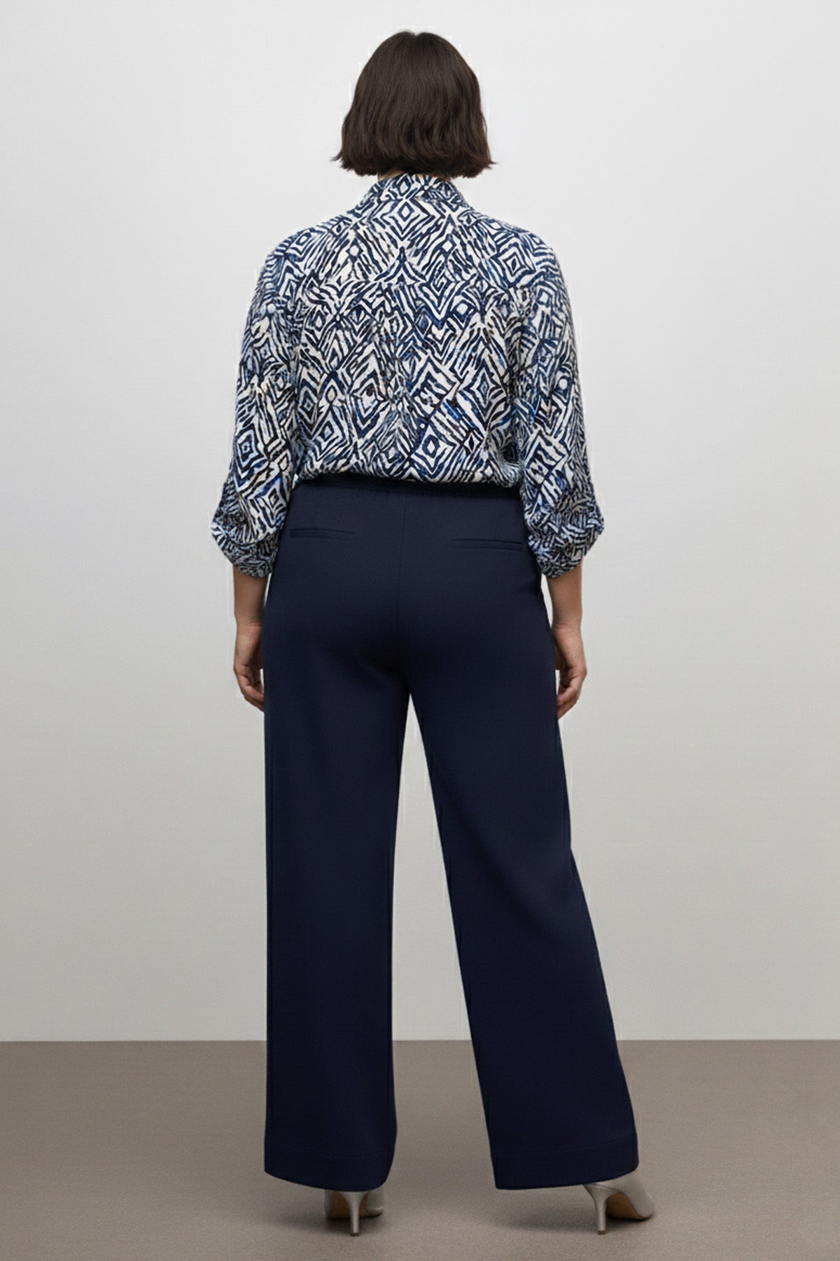 Düğme Detaylı V Yaka Bluz