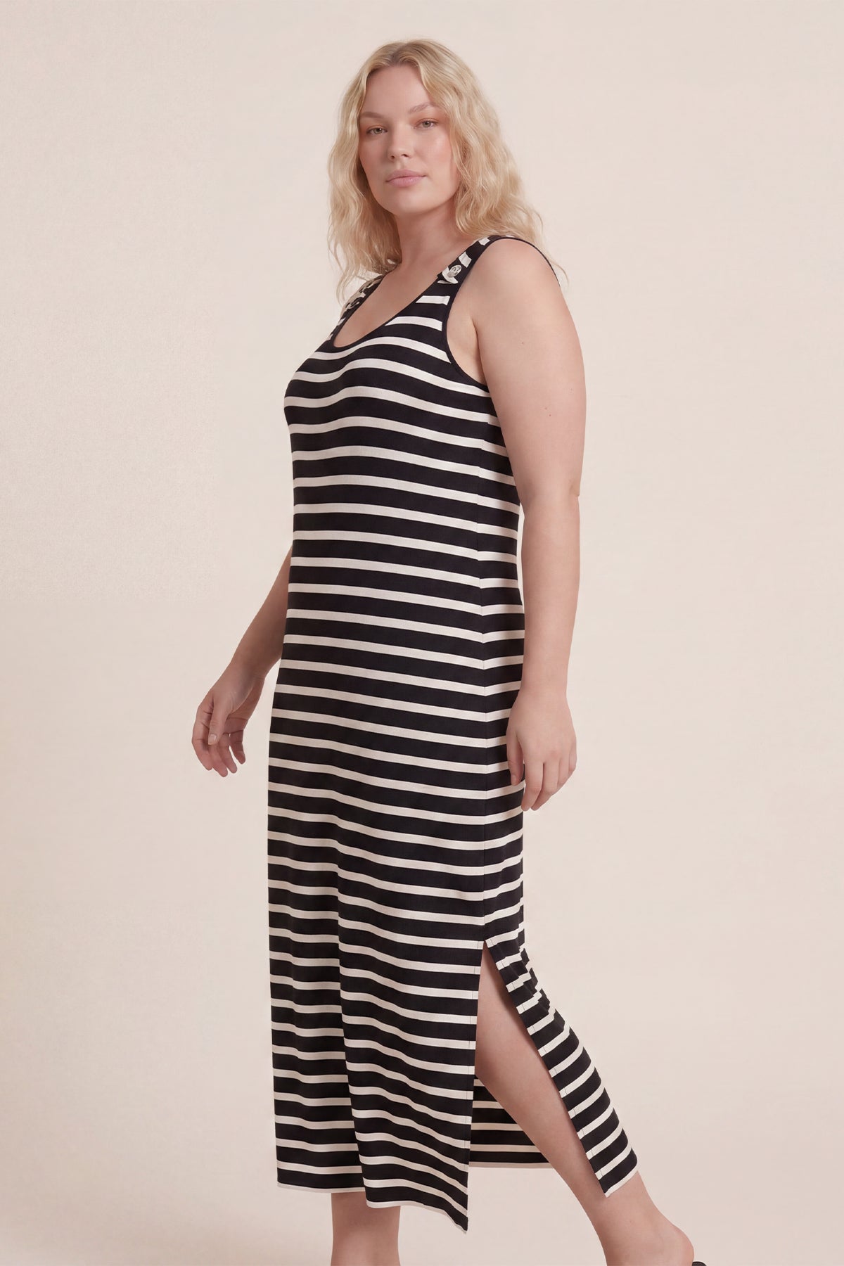 Plus size woman in striped maxi dress with side slits. Büyük beden elbiseler
