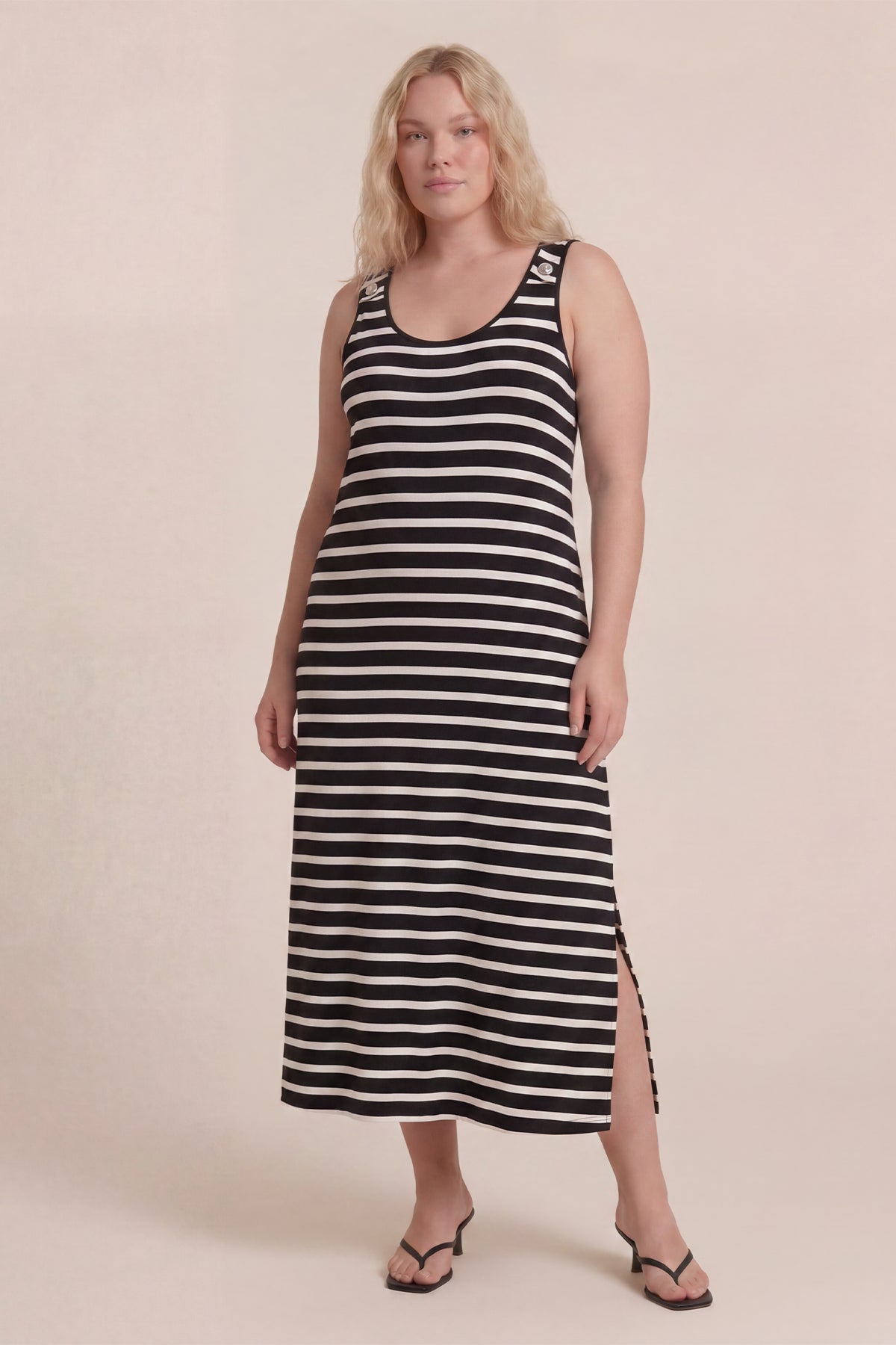 Düğme Detaylı Yırtmaçlı Örme Elbise