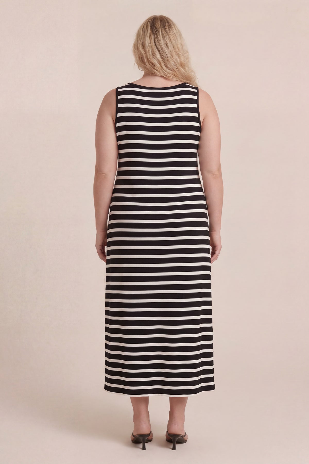 Düğme Detaylı Yırtmaçlı Örme Elbise