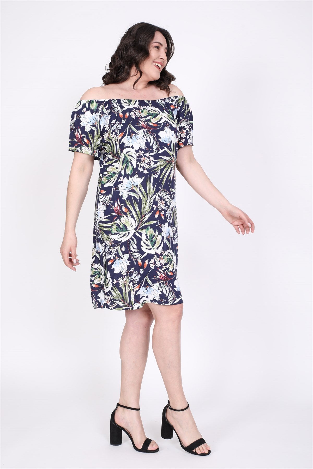 Düşük Omuzlu Büzgü Detaylı Elbise