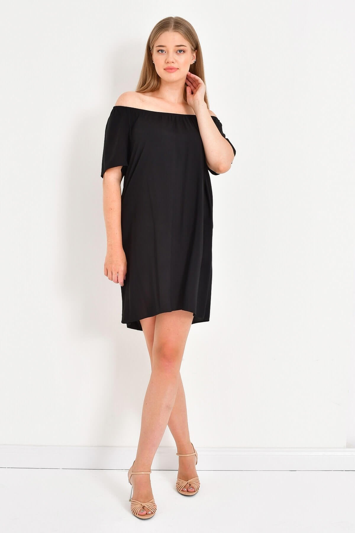 Düşük Omuzlu Büzgü Detaylı Elbise