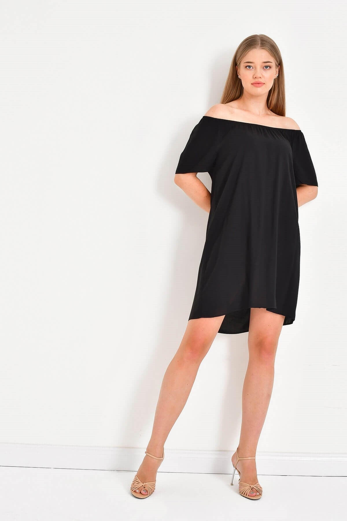 Düşük Omuzlu Büzgü Detaylı Elbise