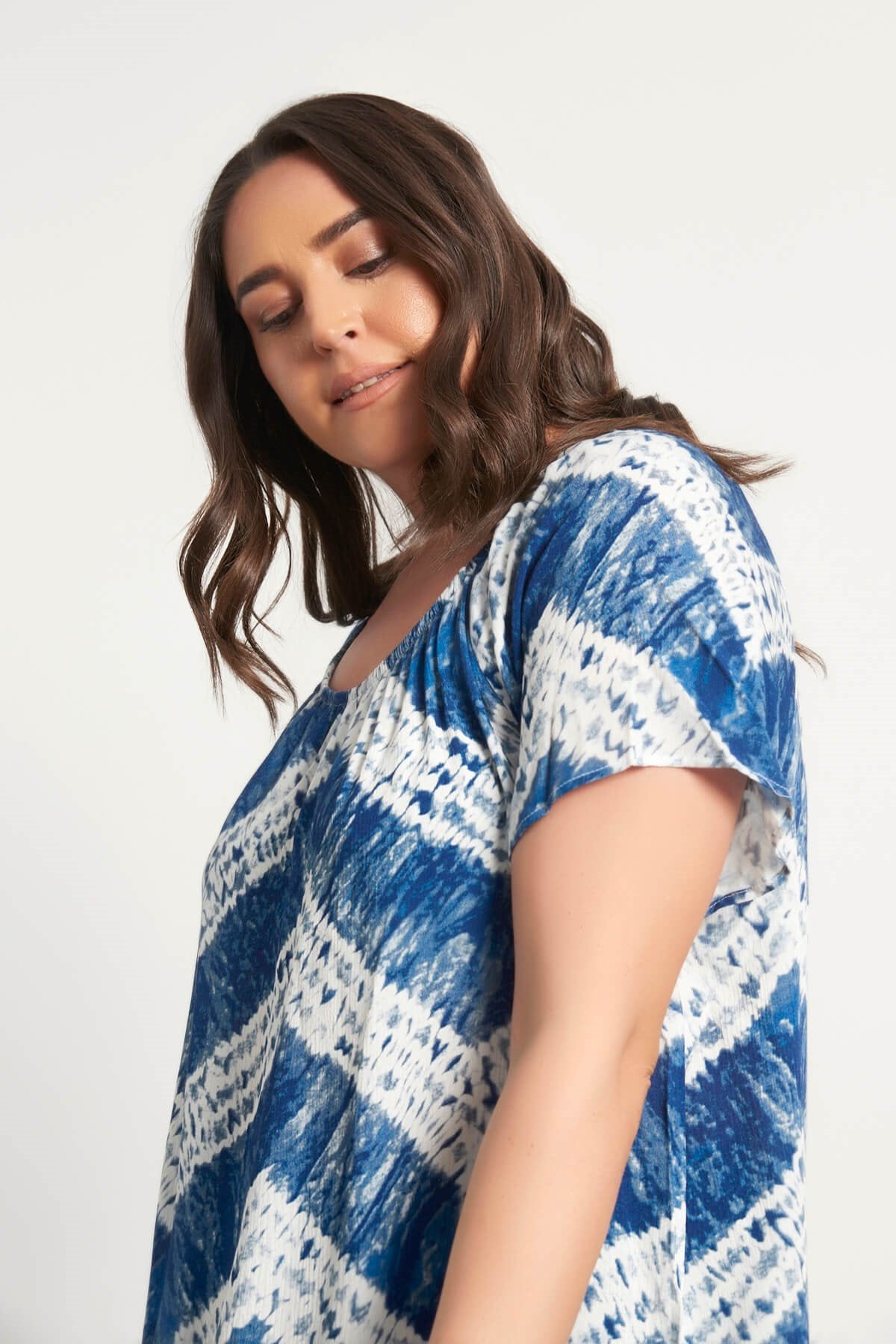 Düşük Omuzlu Büzgü Detaylı Elbise