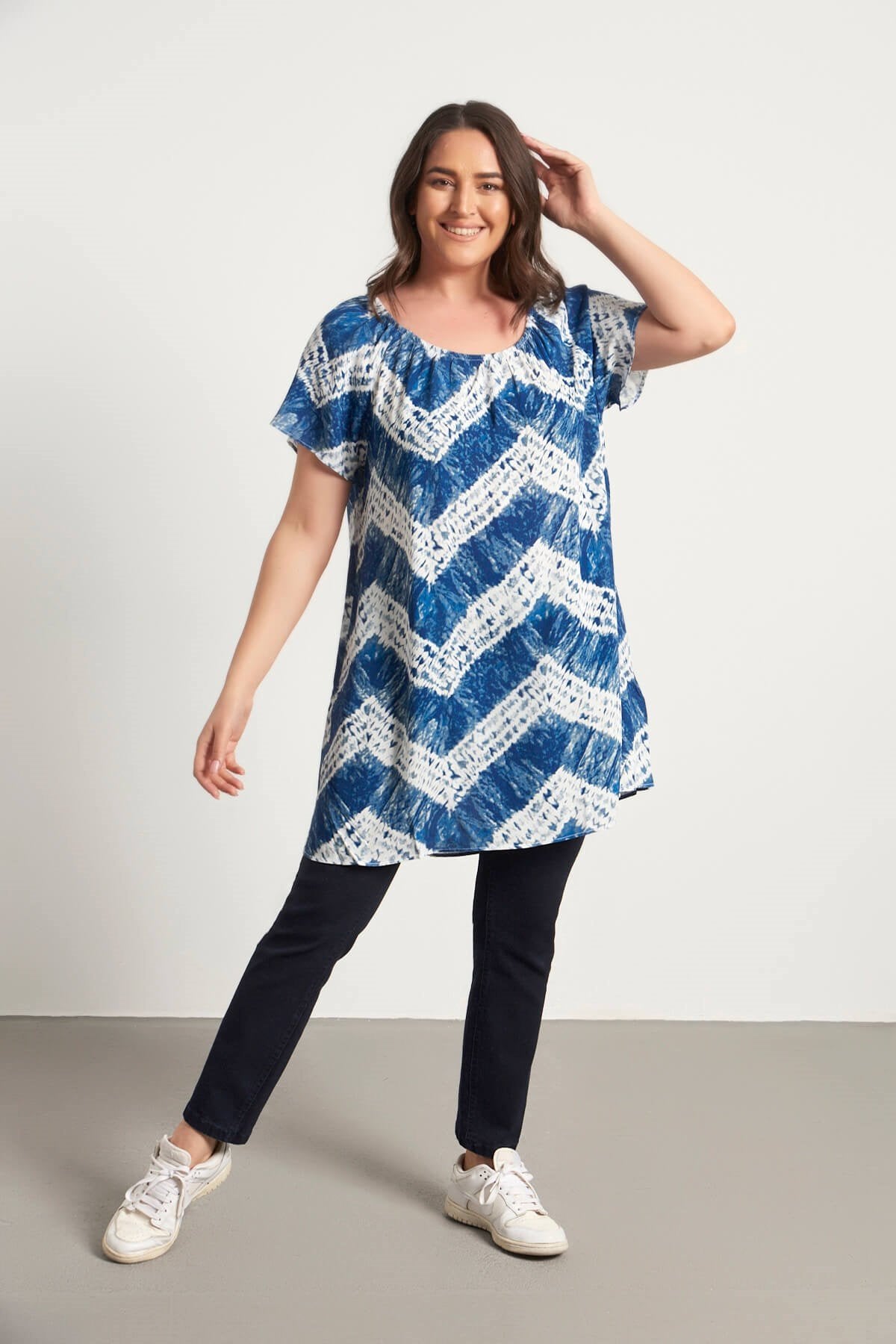 Düşük Omuzlu Büzgü Detaylı Elbise