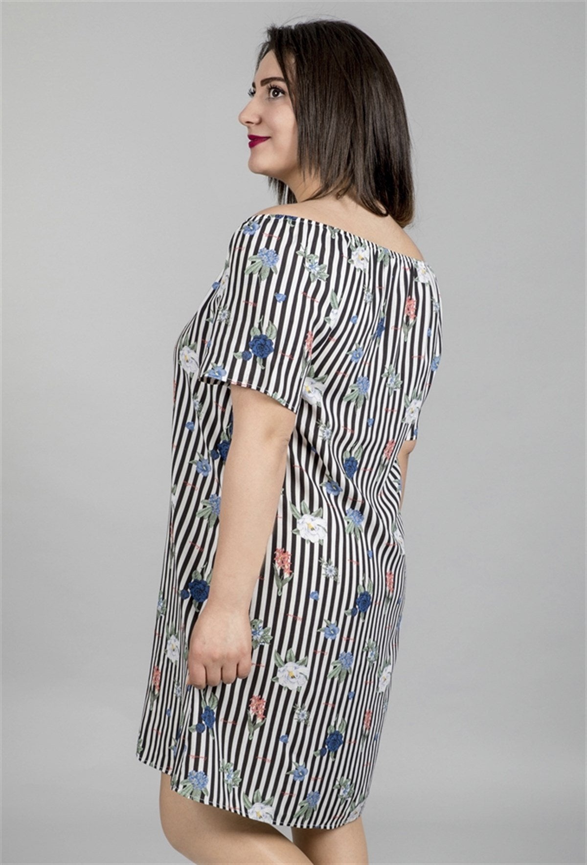 Düşük Omuzlu Büzgü Detaylı Elbise