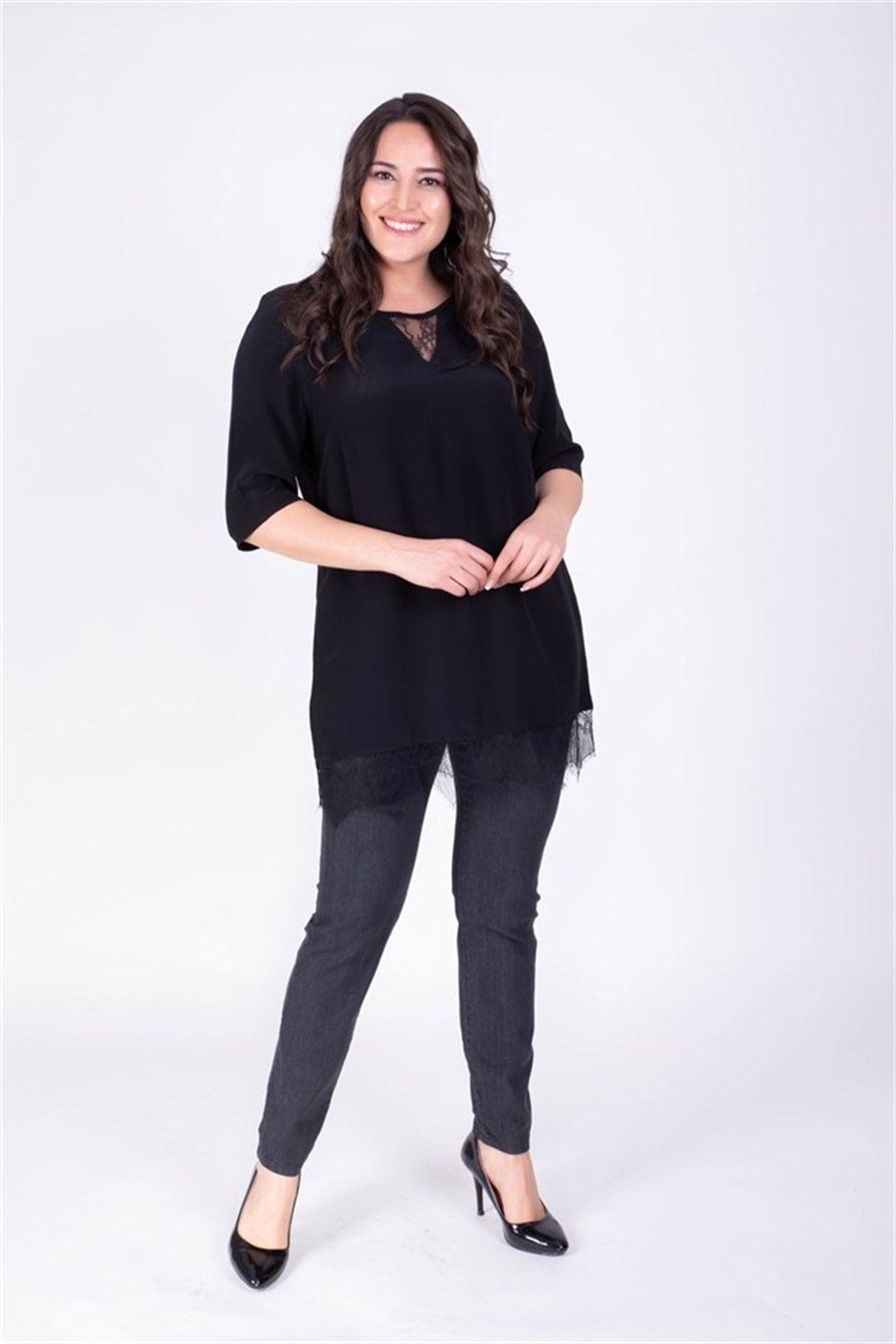 Eteği Yakası Dantelli Tunik