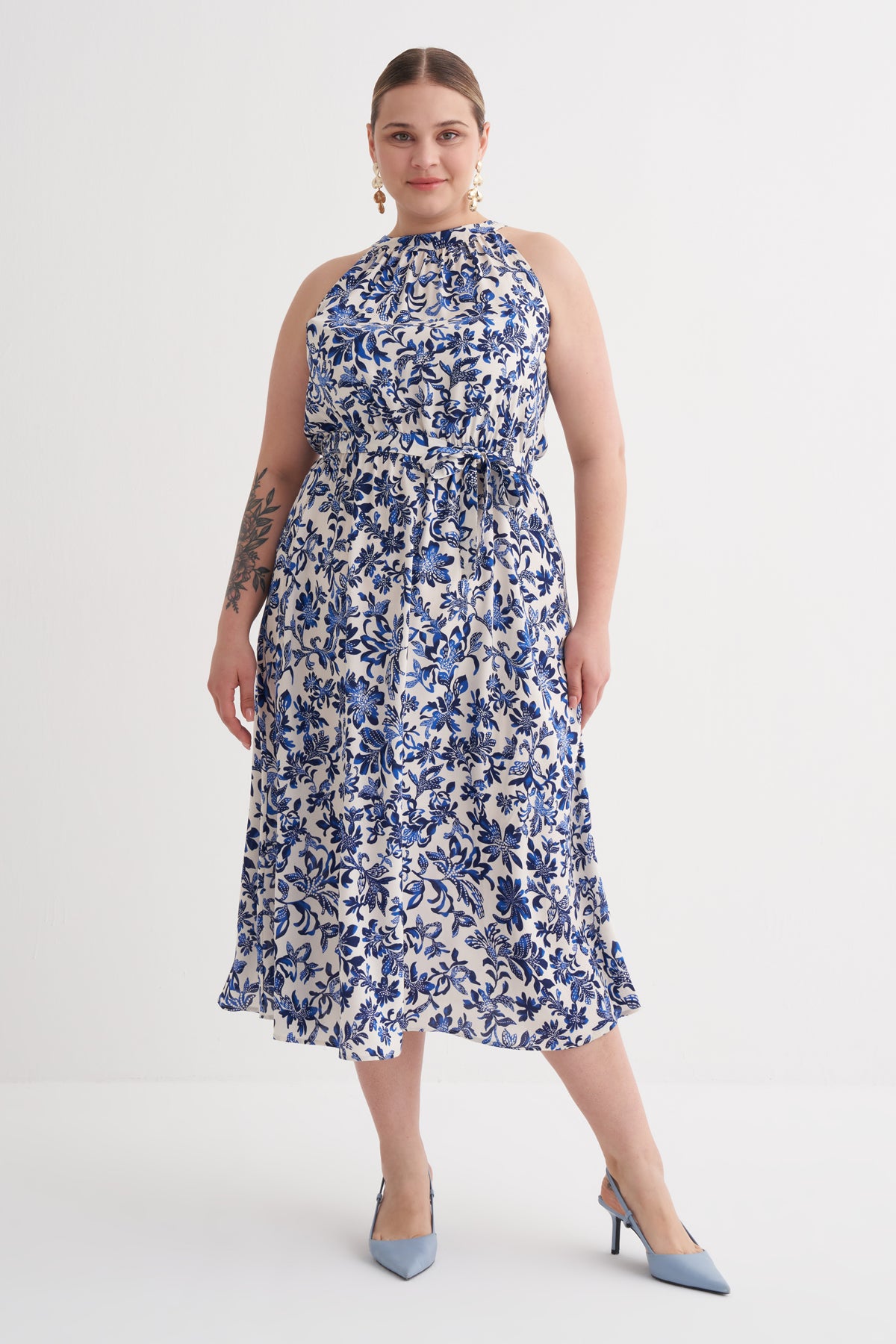 Halter Yaka Kuşaklı Desenli Uzun Elbise