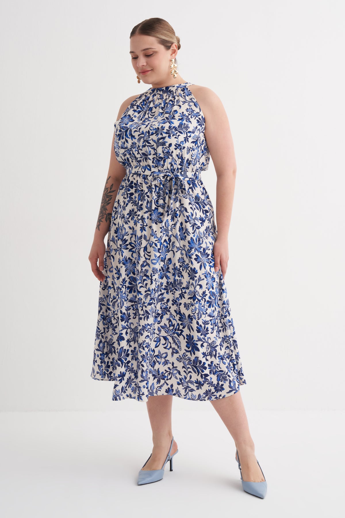 Halter Yaka Kuşaklı Desenli Uzun Elbise