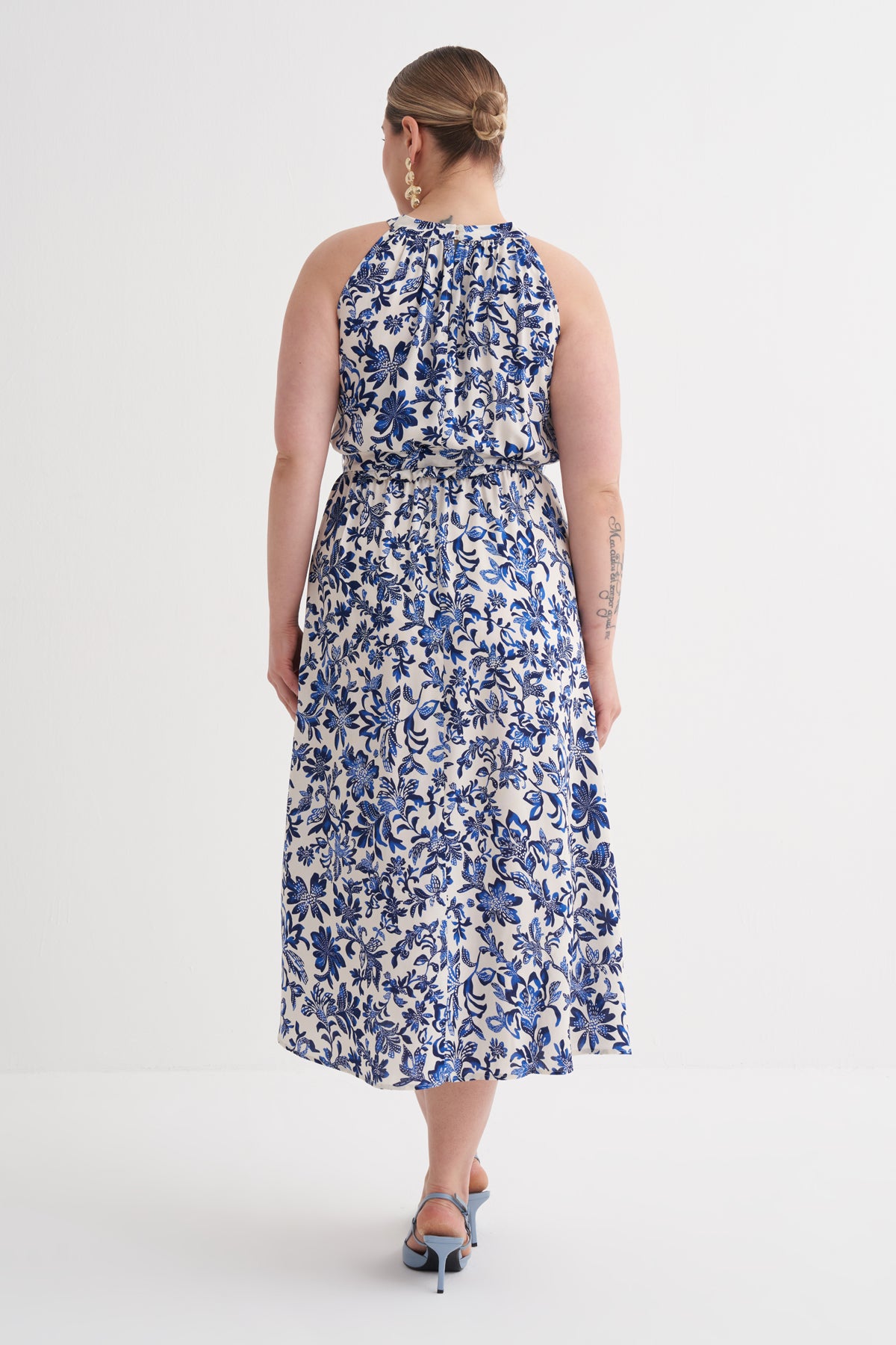 Halter Yaka Kuşaklı Desenli Uzun Elbise