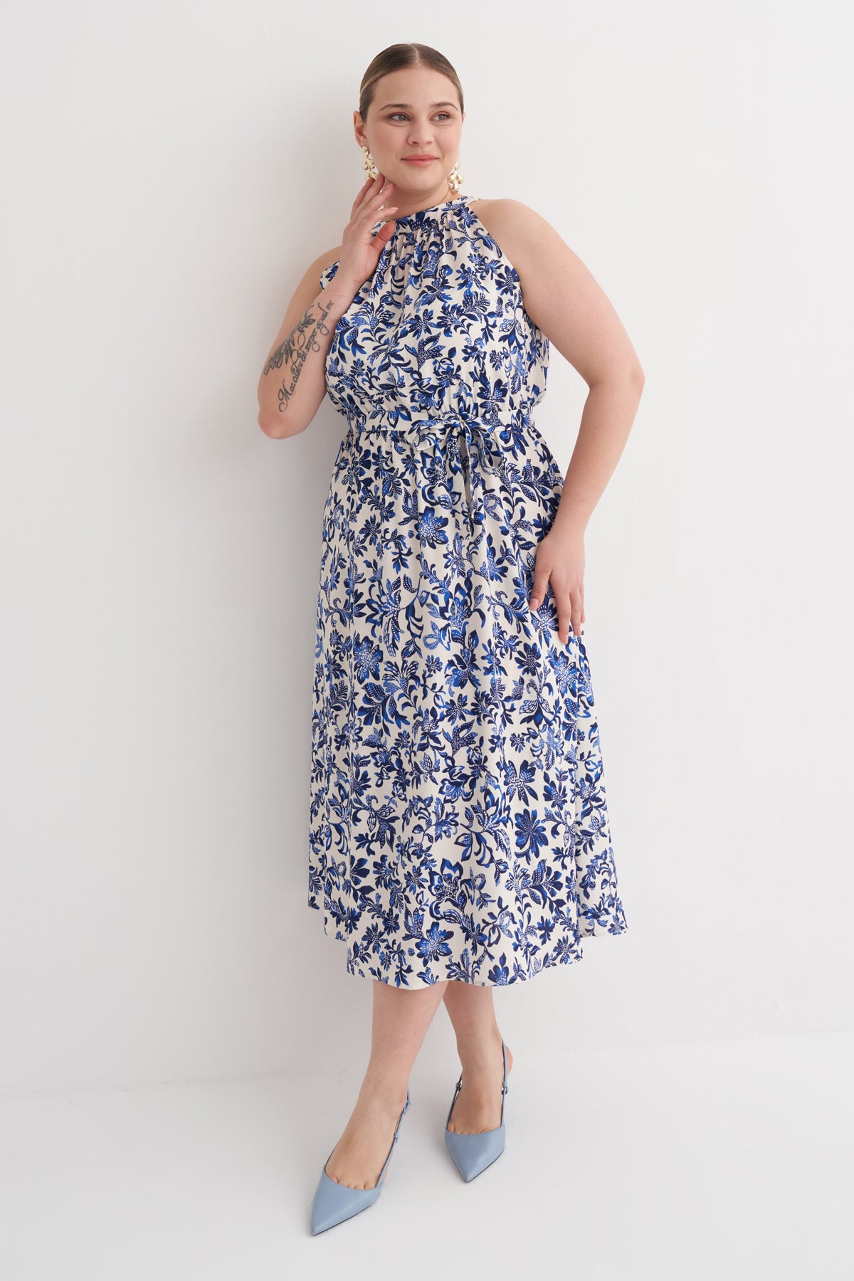 Halter Yaka Kuşaklı Desenli Uzun Elbise