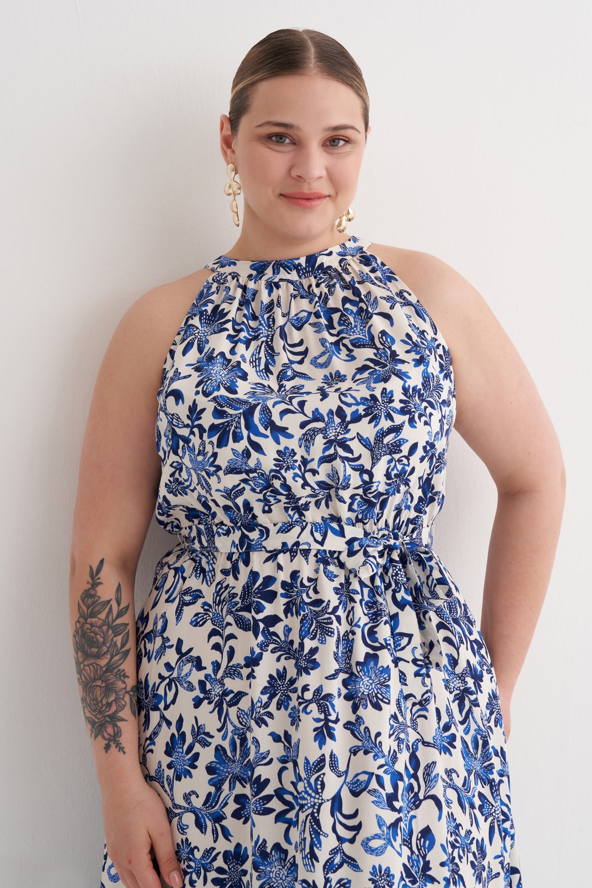 Halter Yaka Kuşaklı Desenli Uzun Elbise