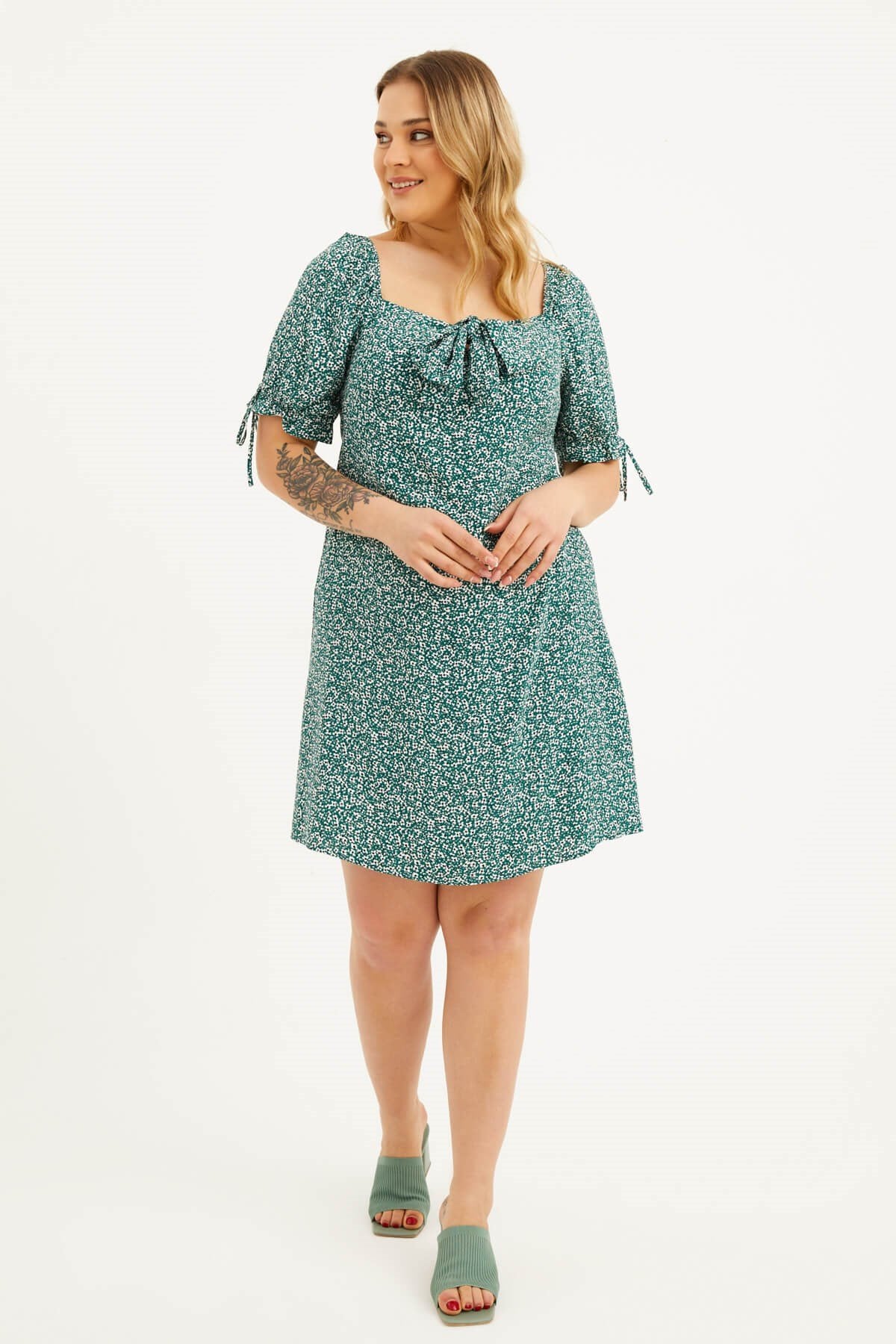 Kare Yaka Önü Bağlamalı Gipeli Elbise