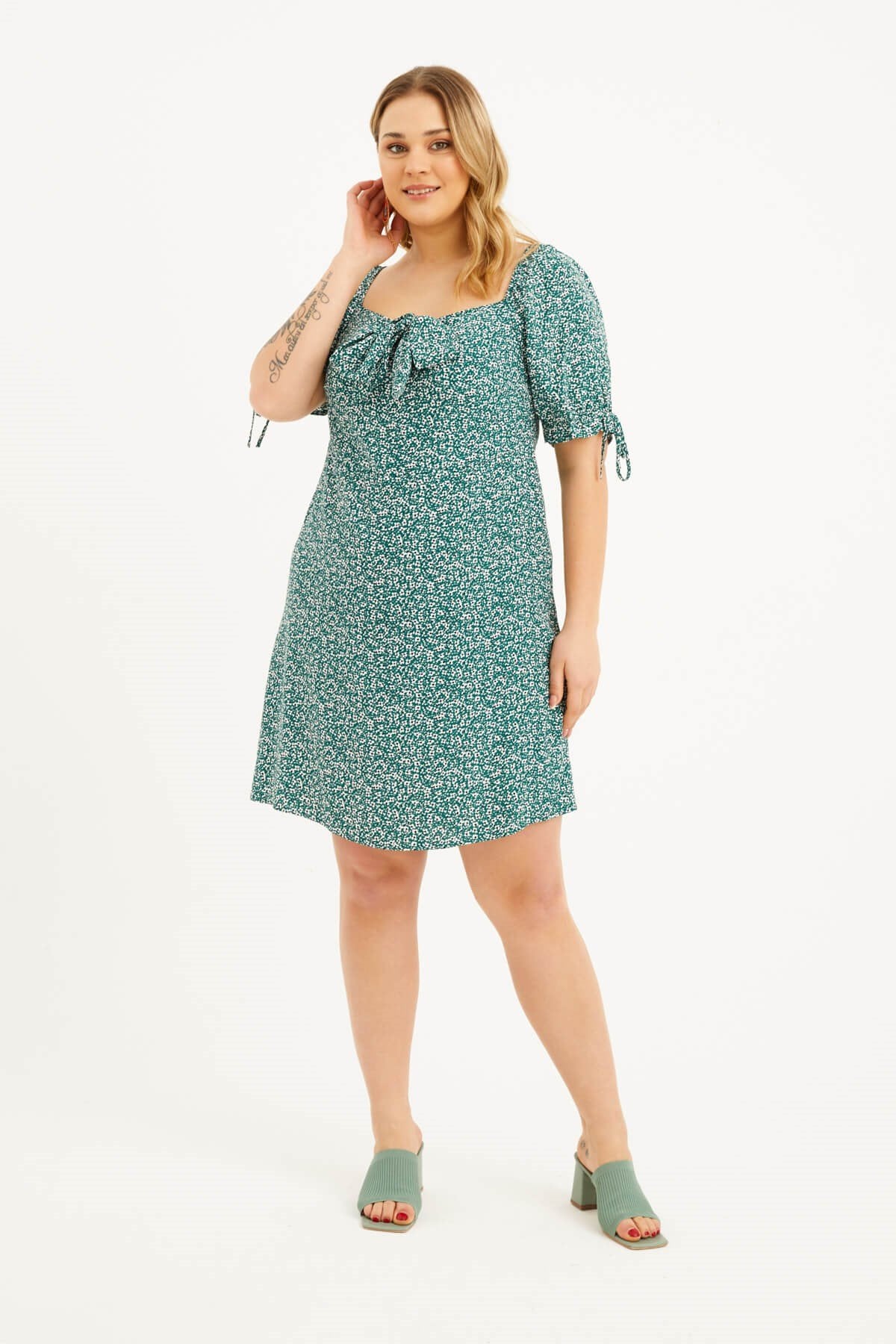 Kare Yaka Önü Bağlamalı Gipeli Elbise