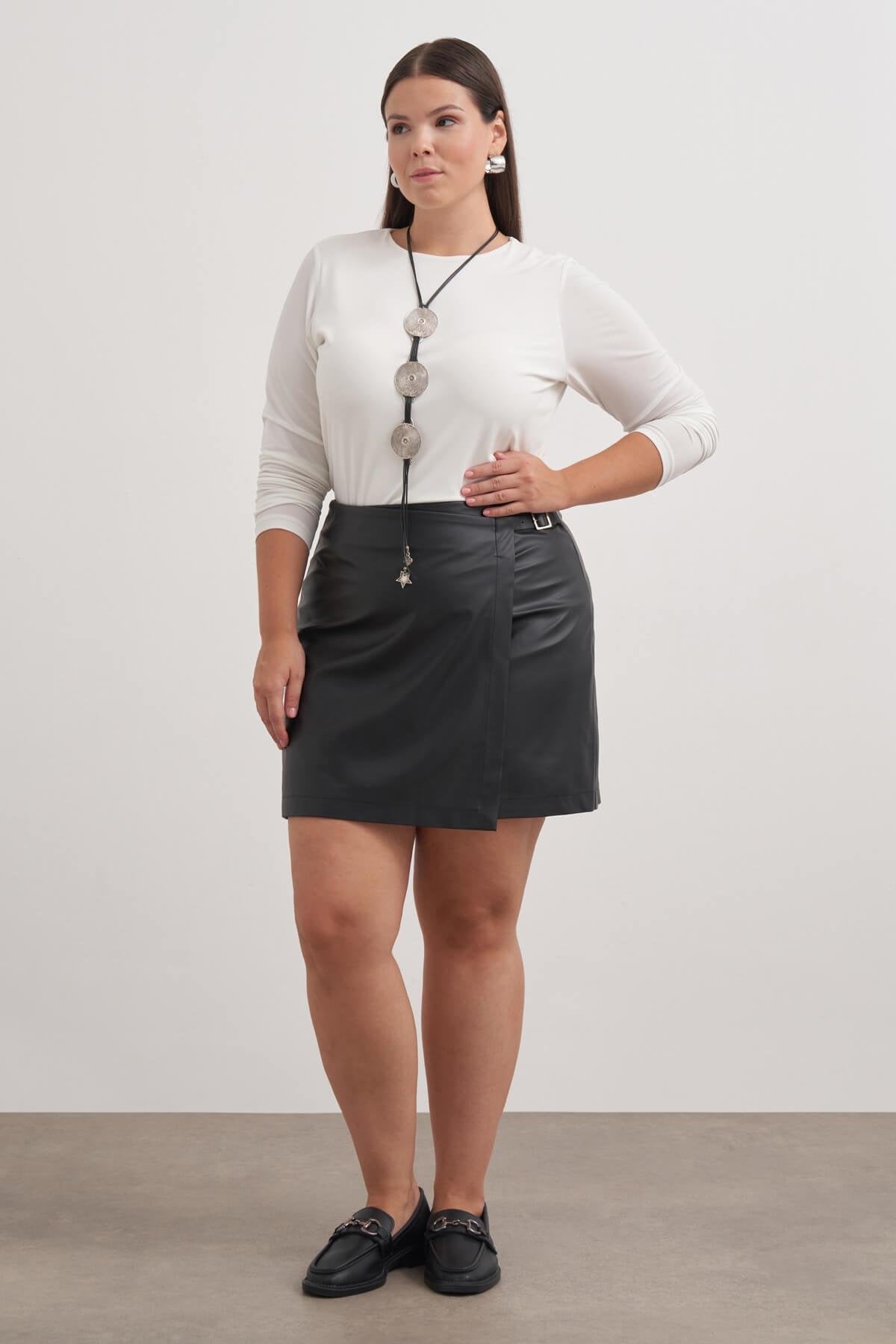 Kemer Toka Detaylı Deri Şort Etek