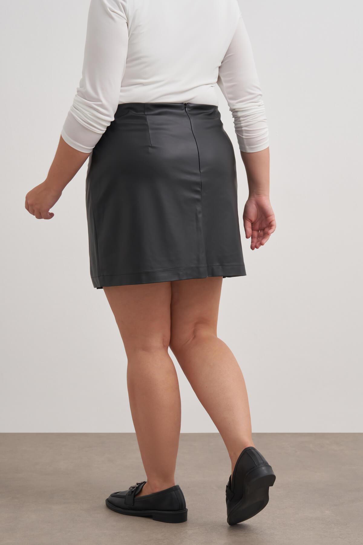 Kemer Toka Detaylı Deri Şort Etek