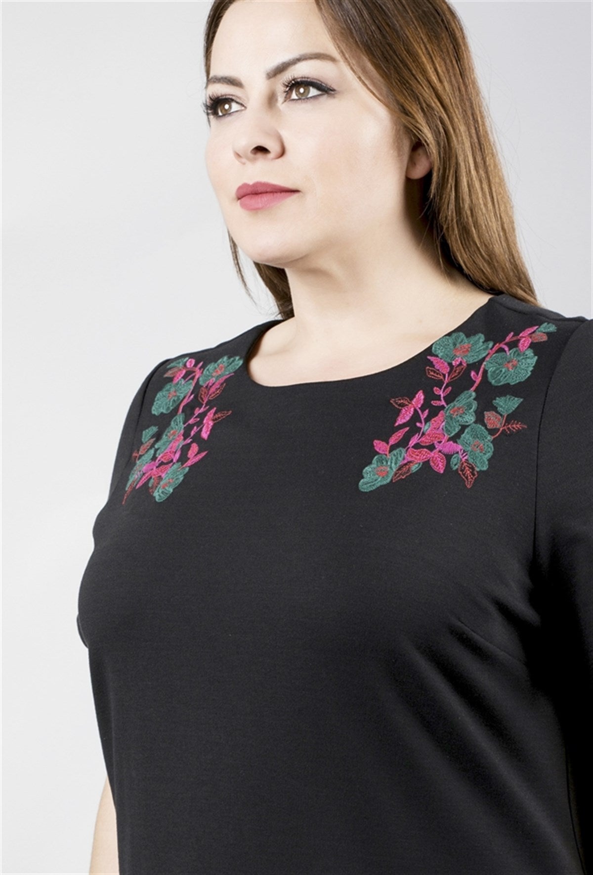 Kısa Kollu Nakışlı Punto Elbise