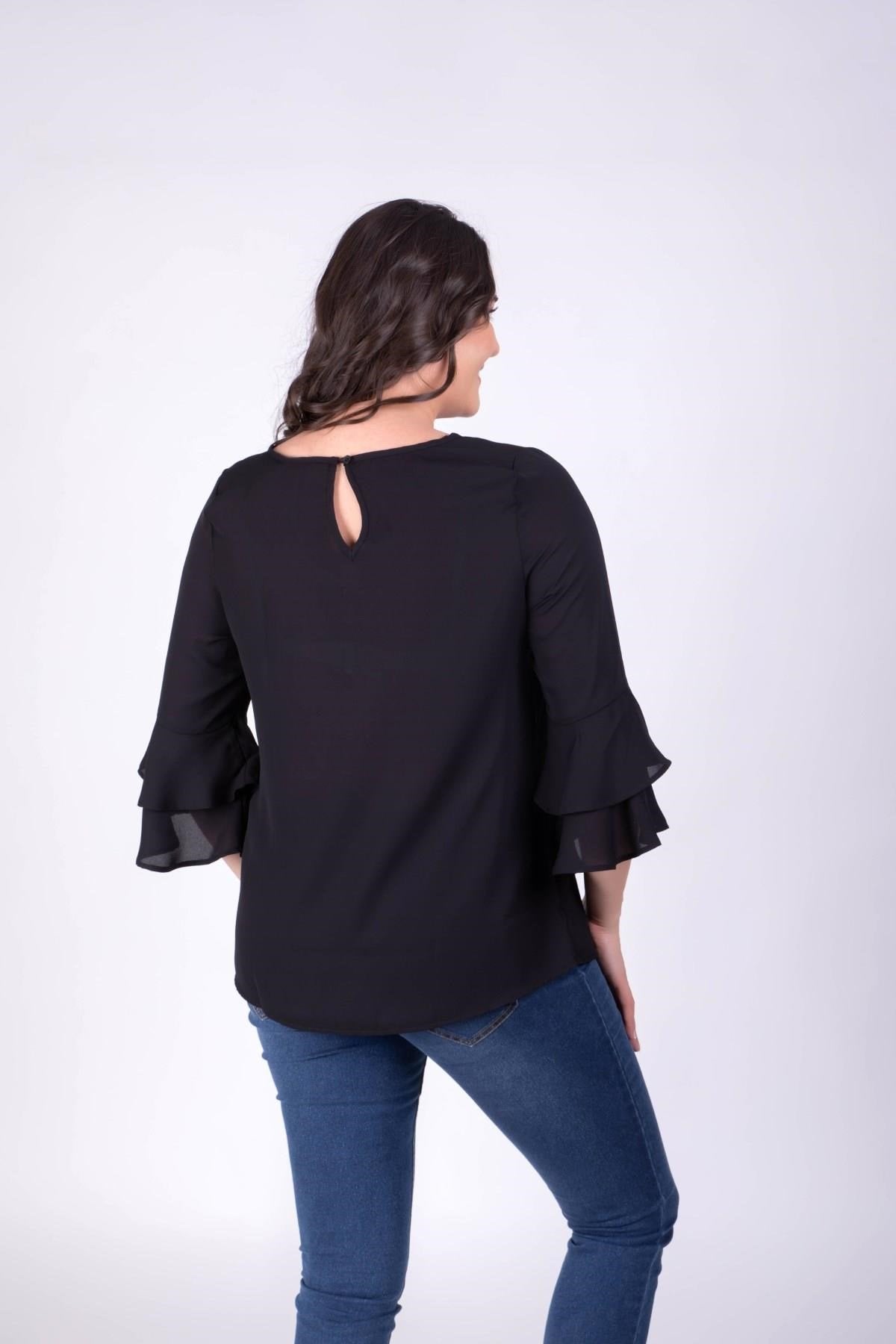 Kolları Volanlı Arka Yaka Düğmeli Bluz