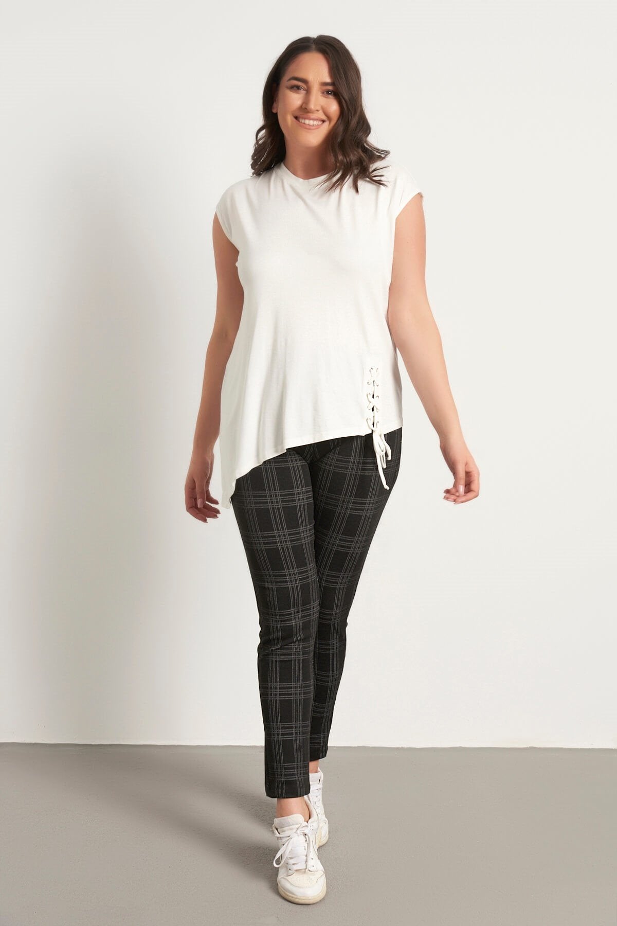 Kuşgözü Detaylı Kolsuz Penye Tişört