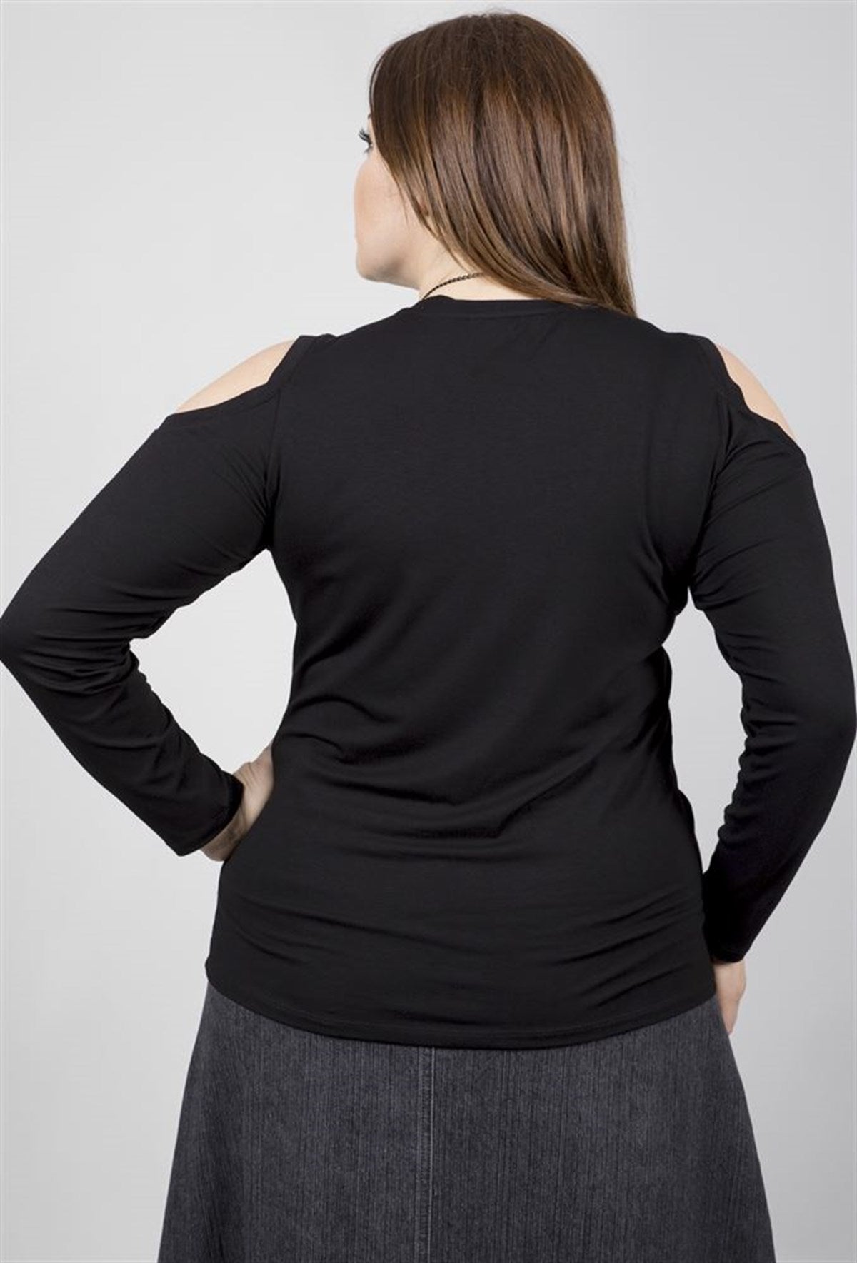 Omuzları Açık Kolyeli Uzun Kol Tişört