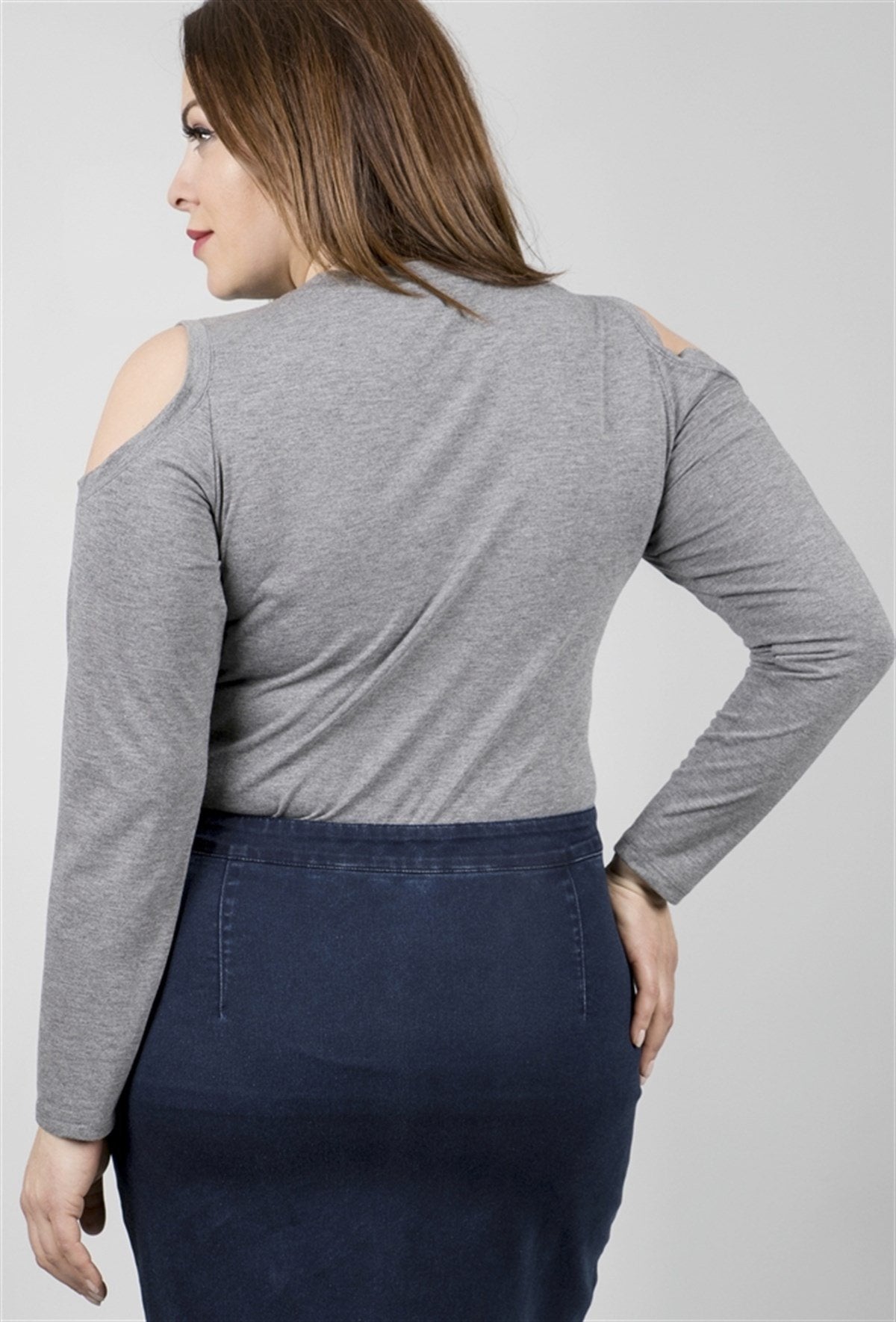 Omuzları Açık Kolyeli Uzun Kol Tişört