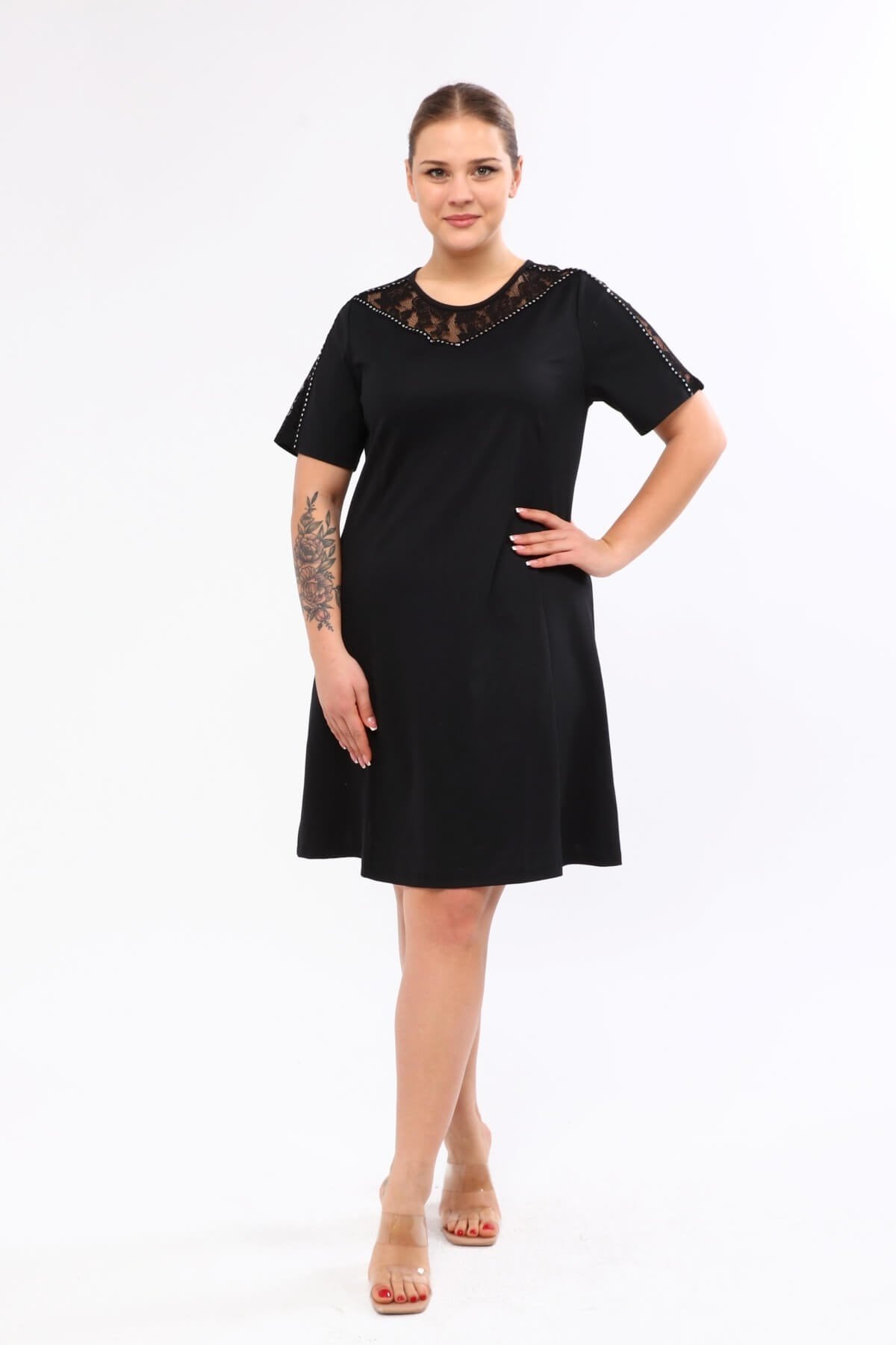 Omuzları Dantel ve Şerit Detaylı Elbise