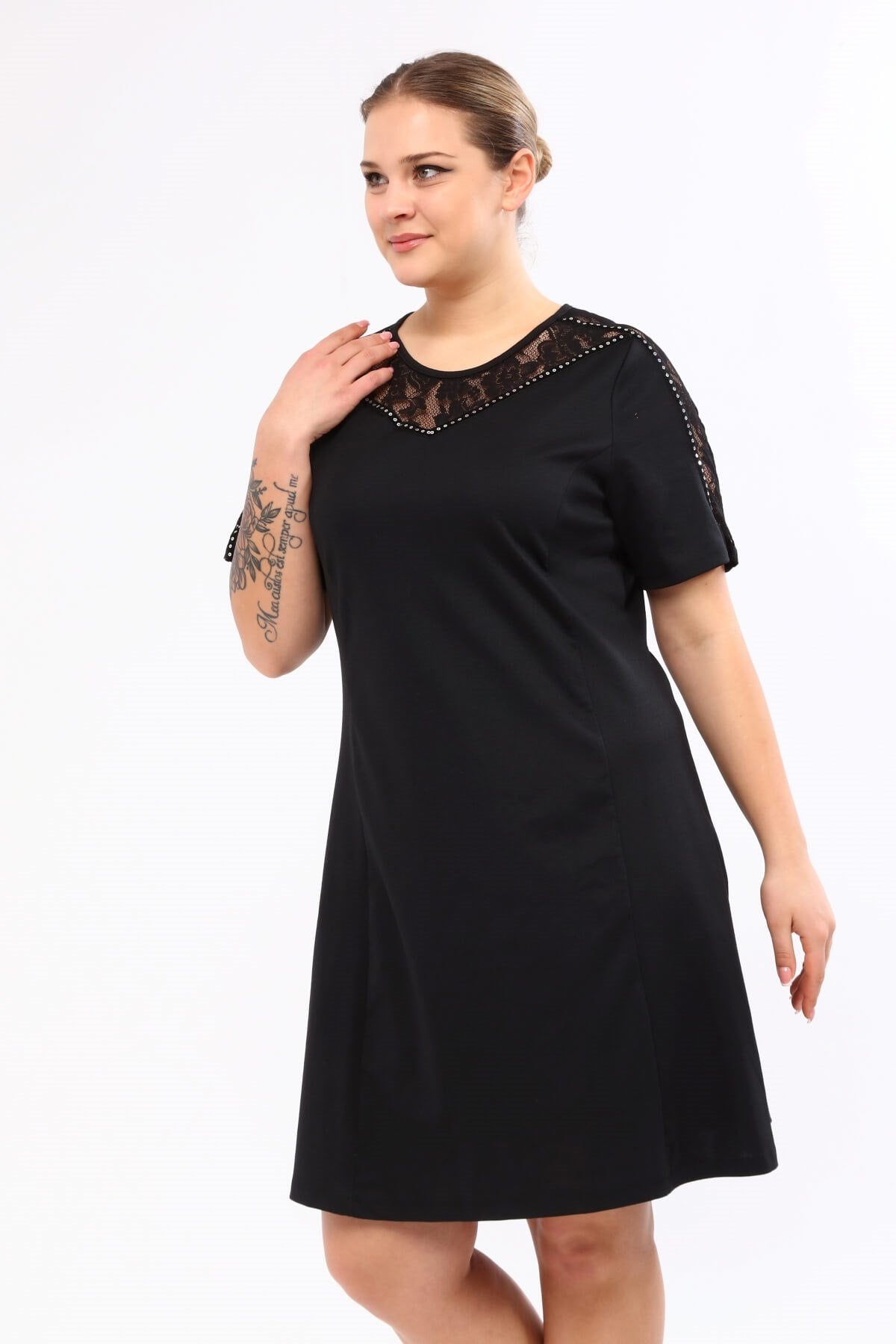 Omuzları Dantel ve Şerit Detaylı Elbise