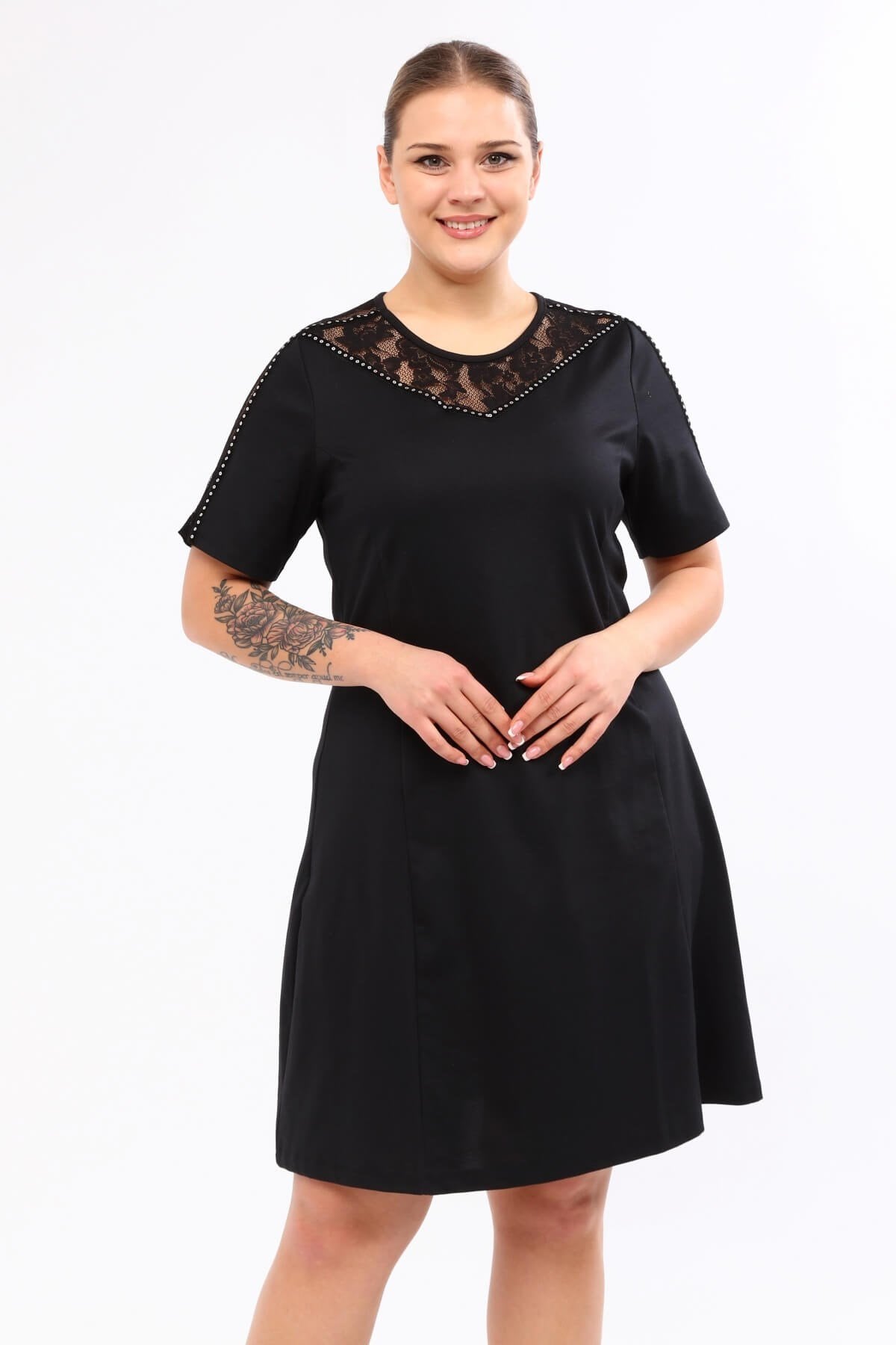 Omuzları Dantel ve Şerit Detaylı Elbise