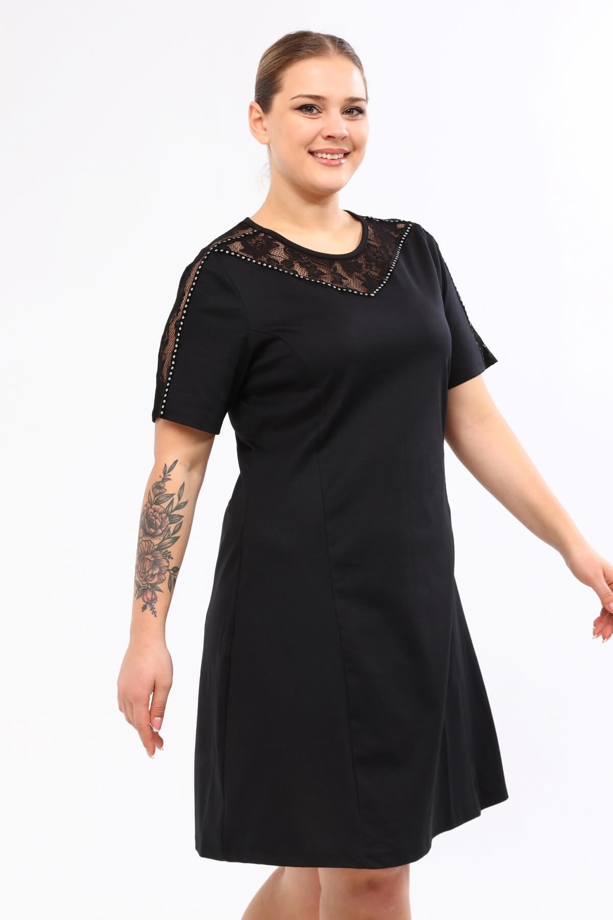 Omuzları Dantel ve Şerit Detaylı Elbise