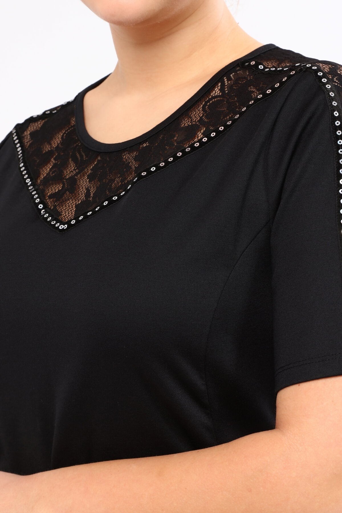 Omuzları Dantel ve Şerit Detaylı Elbise