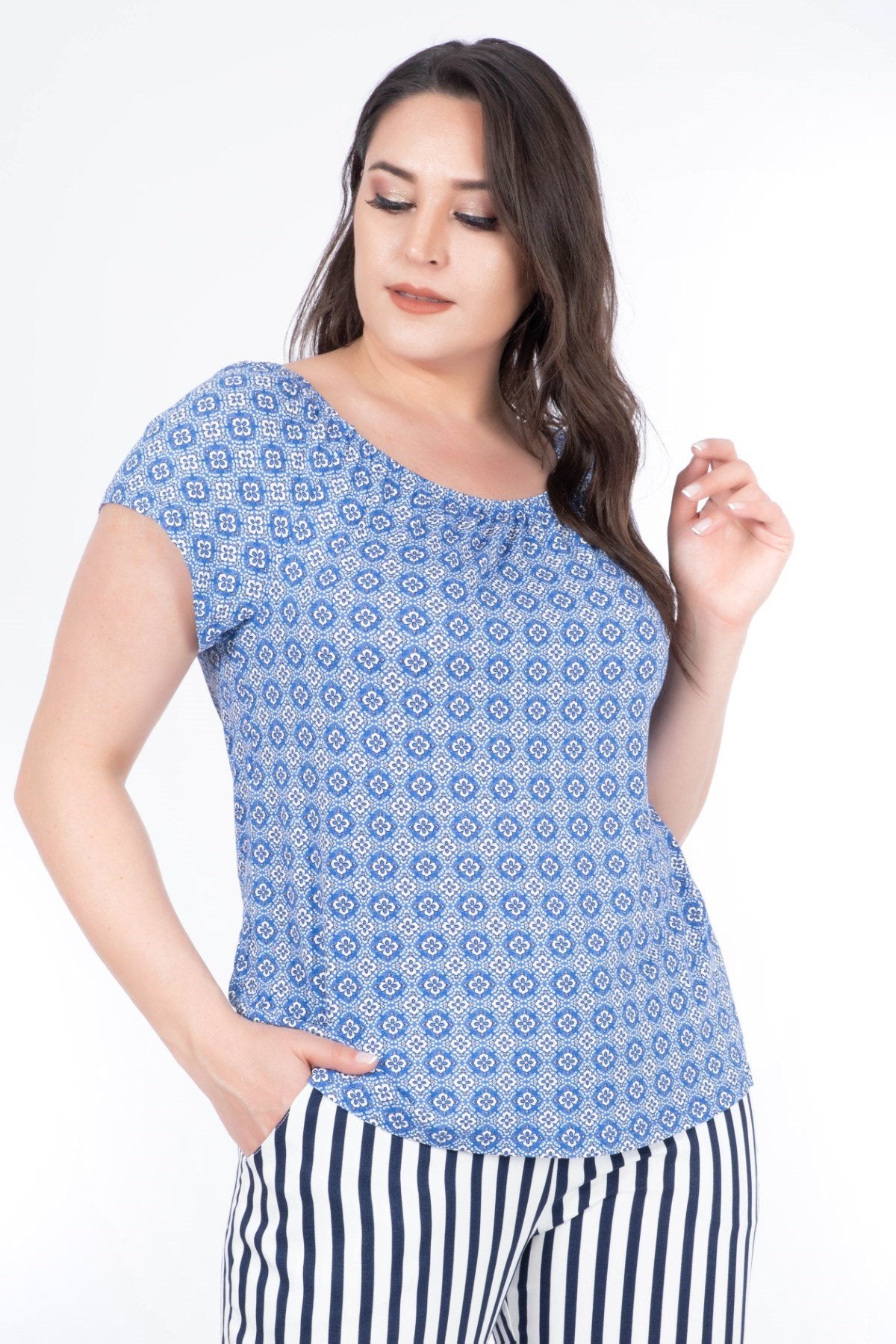 Omuzu Açık Desenli Tişört