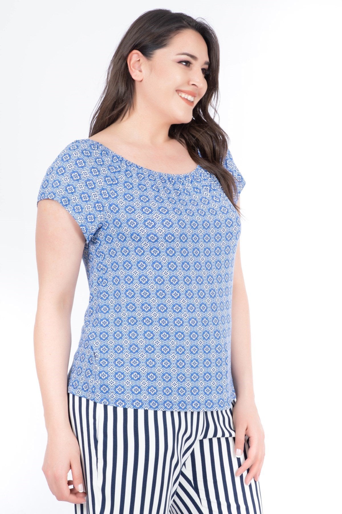 Omuzu Açık Desenli Tişört