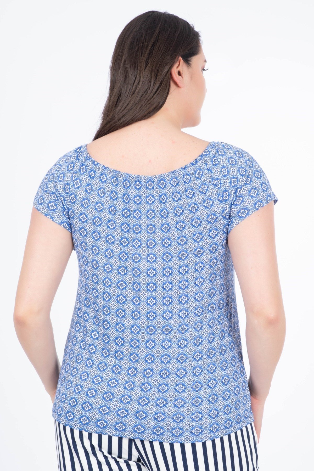 Omuzu Açık Desenli Tişört