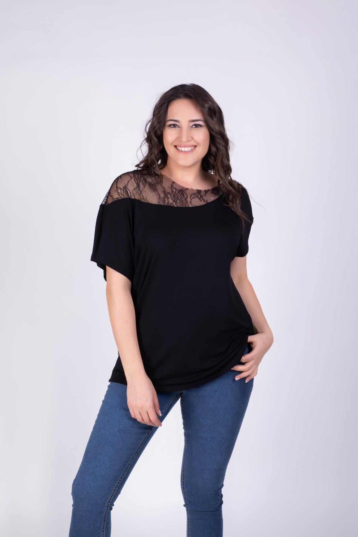 Omuzu Dantel Detaylı Tişört