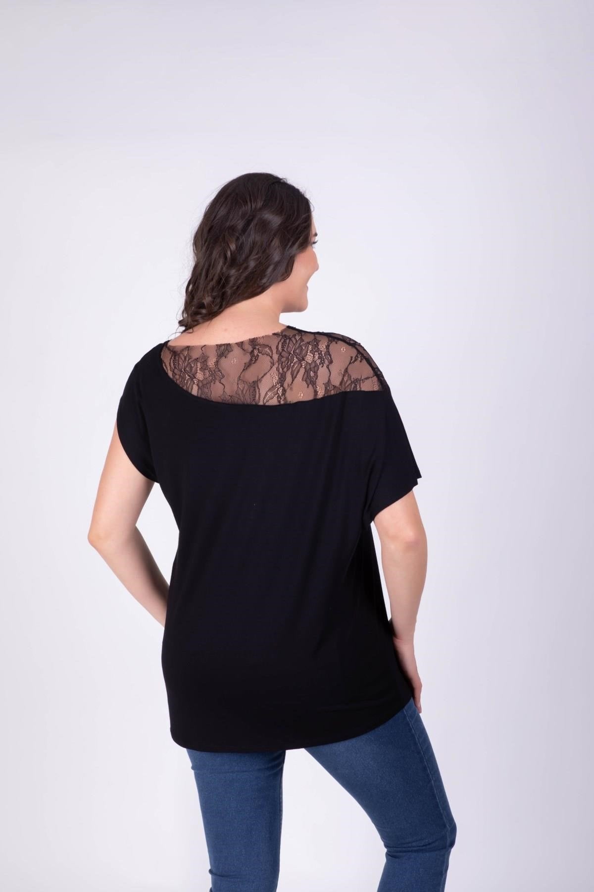 Omuzu Dantel Detaylı Tişört