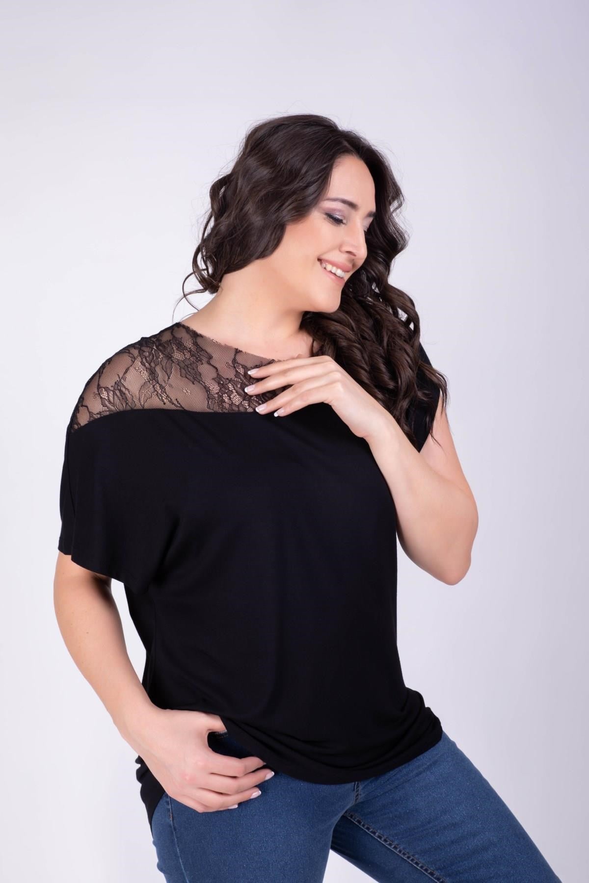 Omuzu Dantel Detaylı Tişört